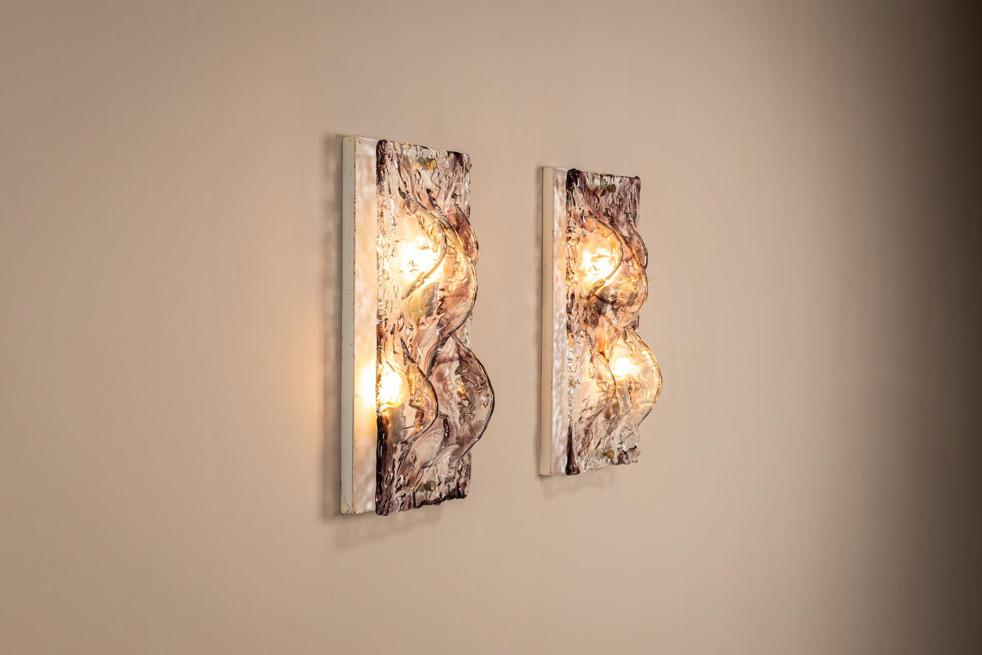 Este escultural par de apliques evoca la tranquila complejidad de la luz modelada a través del cristal. Diseñadas por Toni Zuccheri en la década de 1970 y atribuidas a VeArt o Venini, reflejan la elegancia experimental del diseño de iluminación
