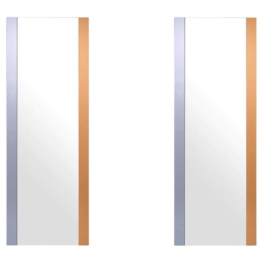 Paire de grands miroirs muraux en verre fumé et cuivre.