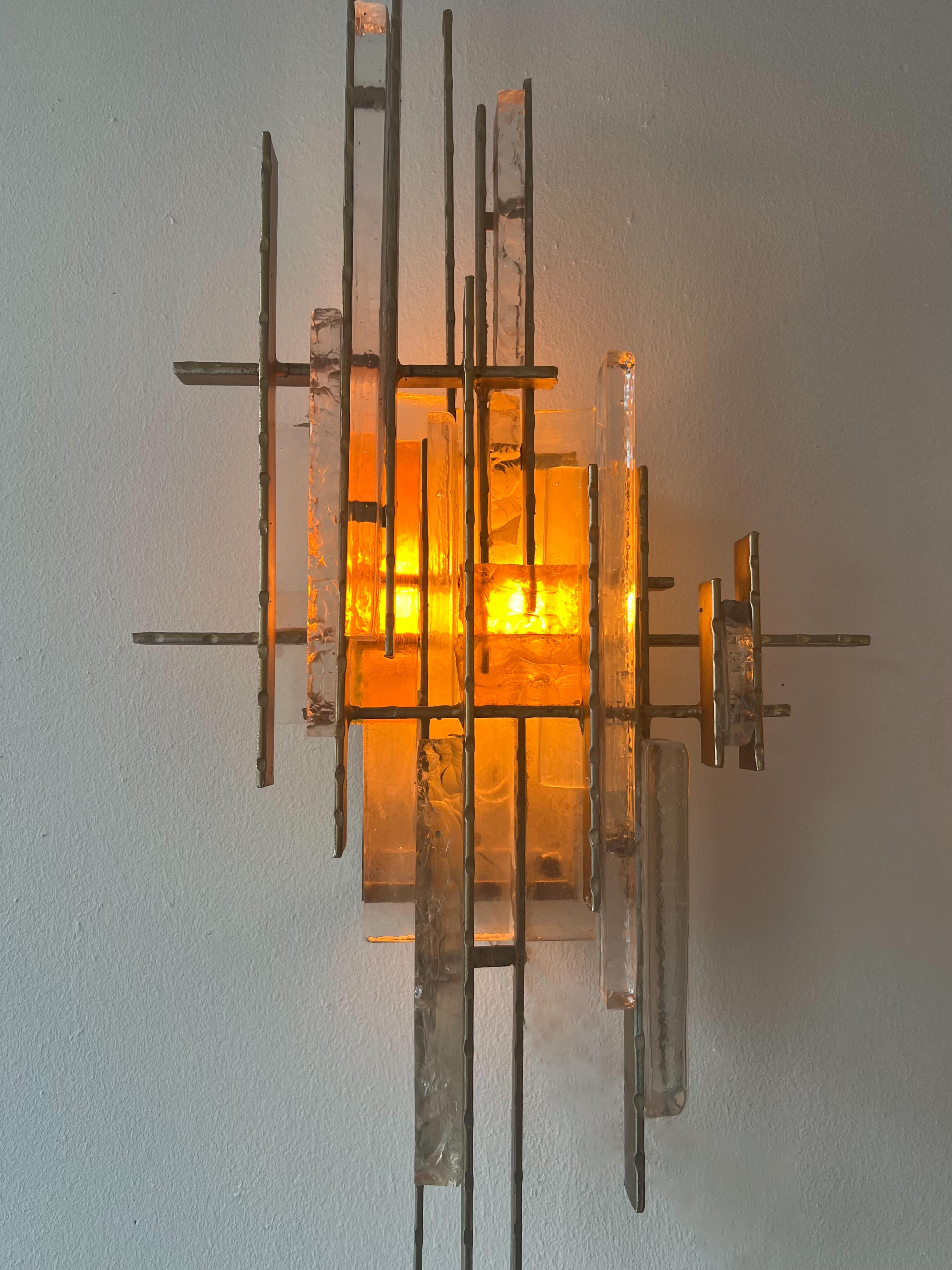 Conjunto de grandes apliques de Albano Poli para Poliarte, Italia, años setenta. Gracia y encanto clásicos con una preciosa luz cálida, eso es todo lo que tenemos que decir de estos impresionantes apliques de pared. Las líneas de acero (de color