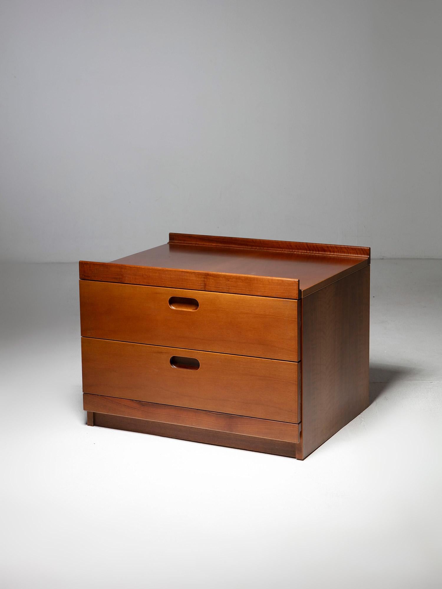 Pair of Large Walnut Night Stands by Tito Agnoli for Molteni. Italy, 1970s In Good Condition In Milan, IT