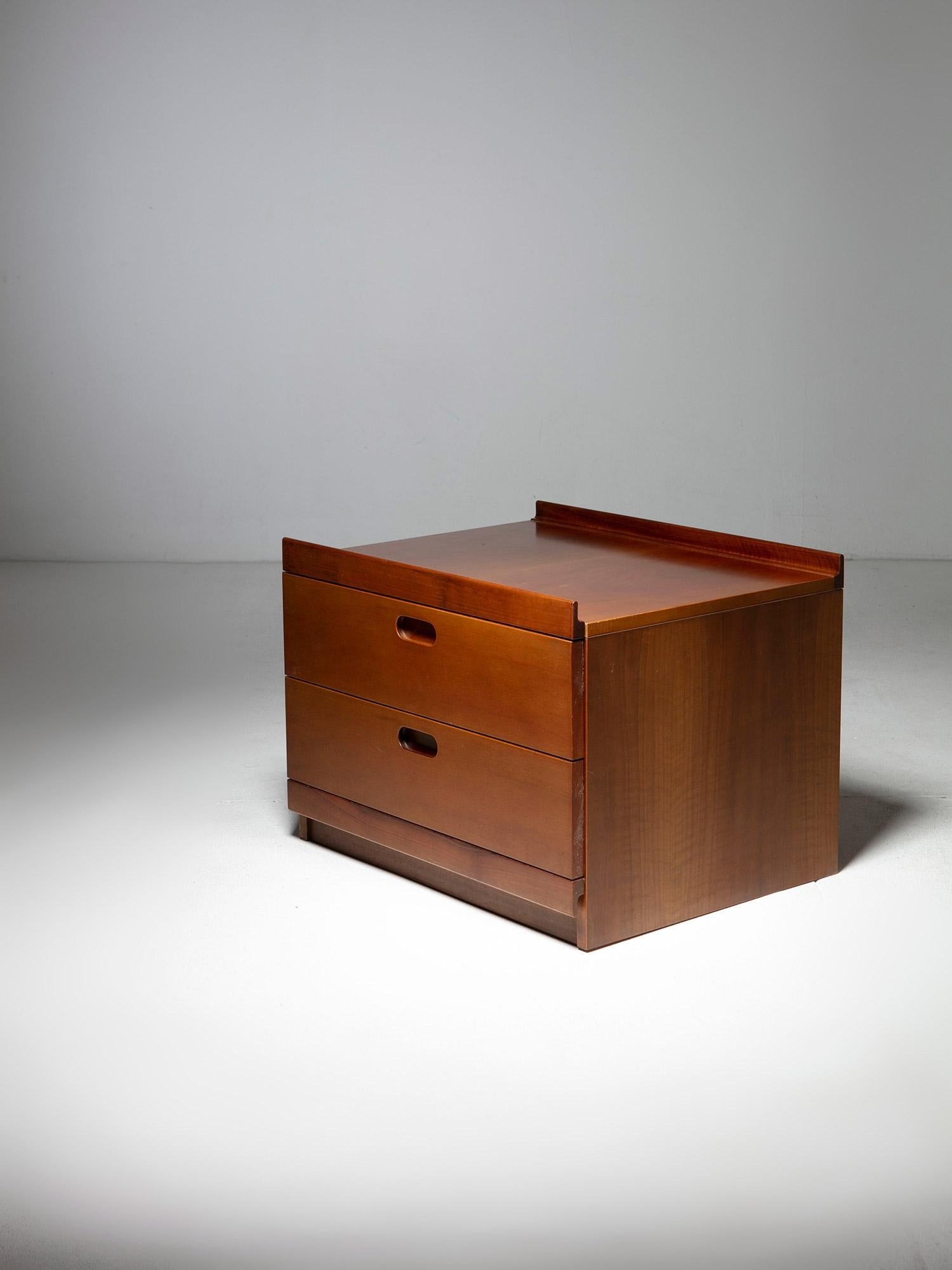 Late 20th Century Pair of Large Walnut Night Stands by Tito Agnoli for Molteni. Italy, 1970s