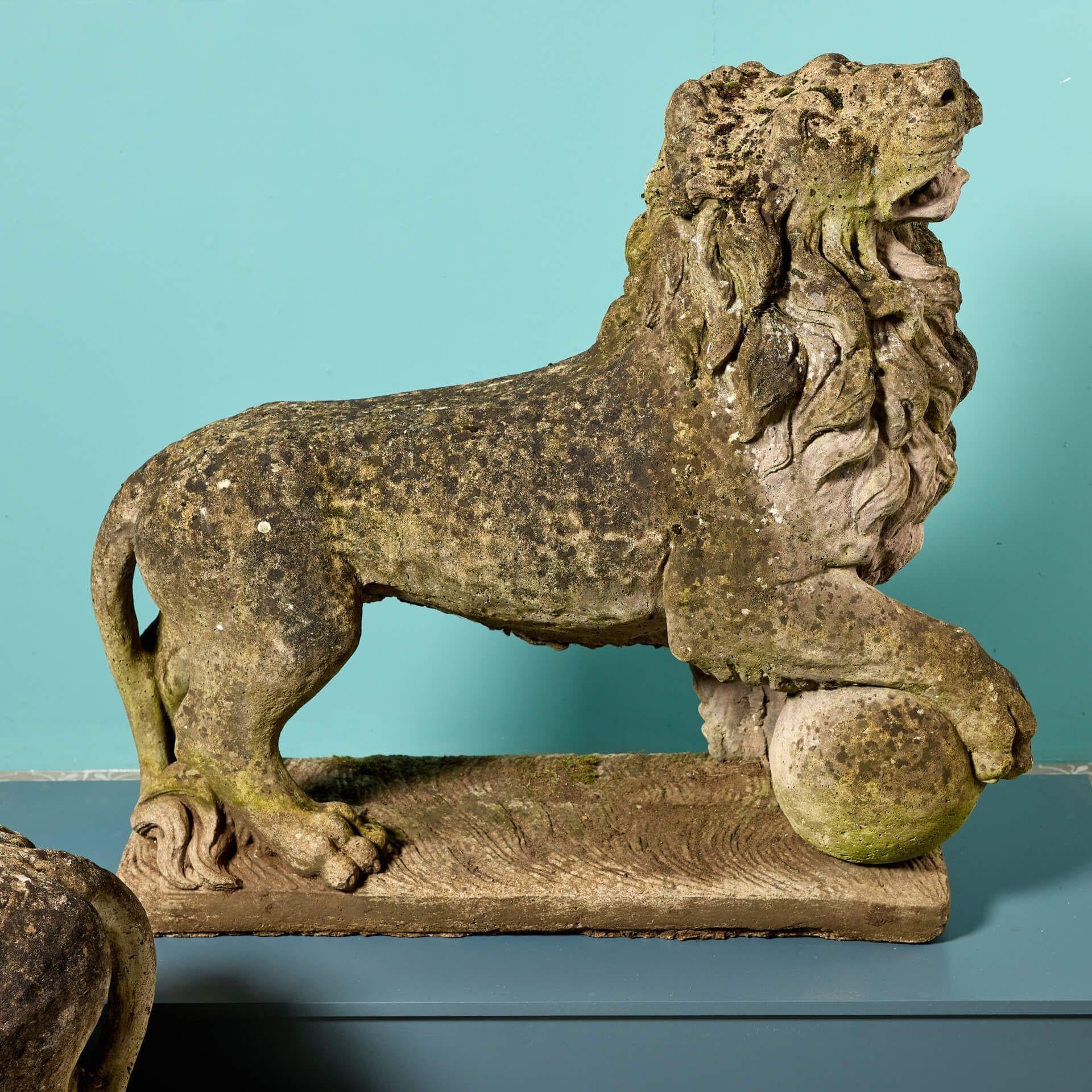 Paar große Löwenstatuen aus verwittertem Stein (20. Jahrhundert) im Angebot