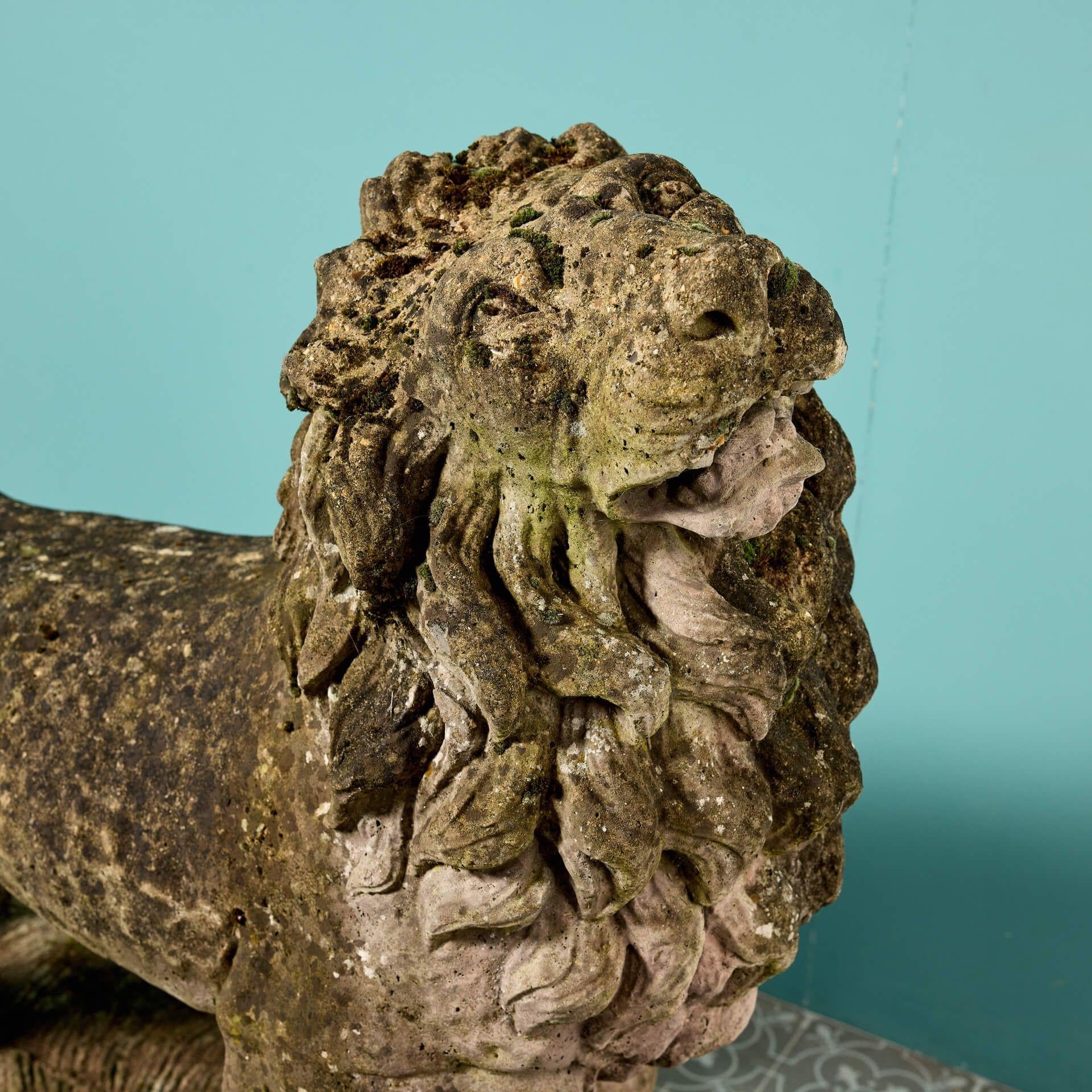 Paire de grandes statues de lions en pierre vieillie en vente 2