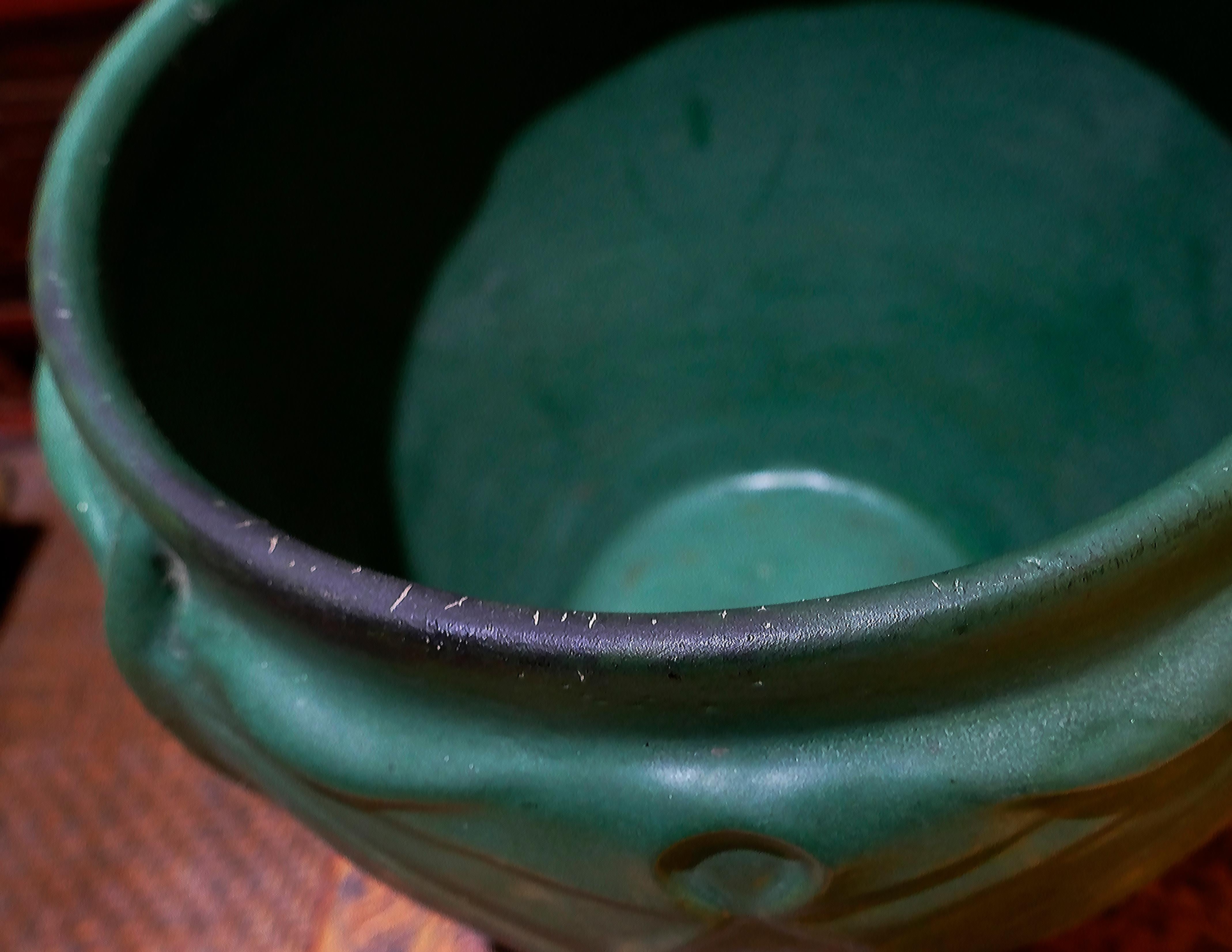 Paar große Weller Pottery Matte Green Leaf Jardinières CIRCA 1910 im Angebot 5