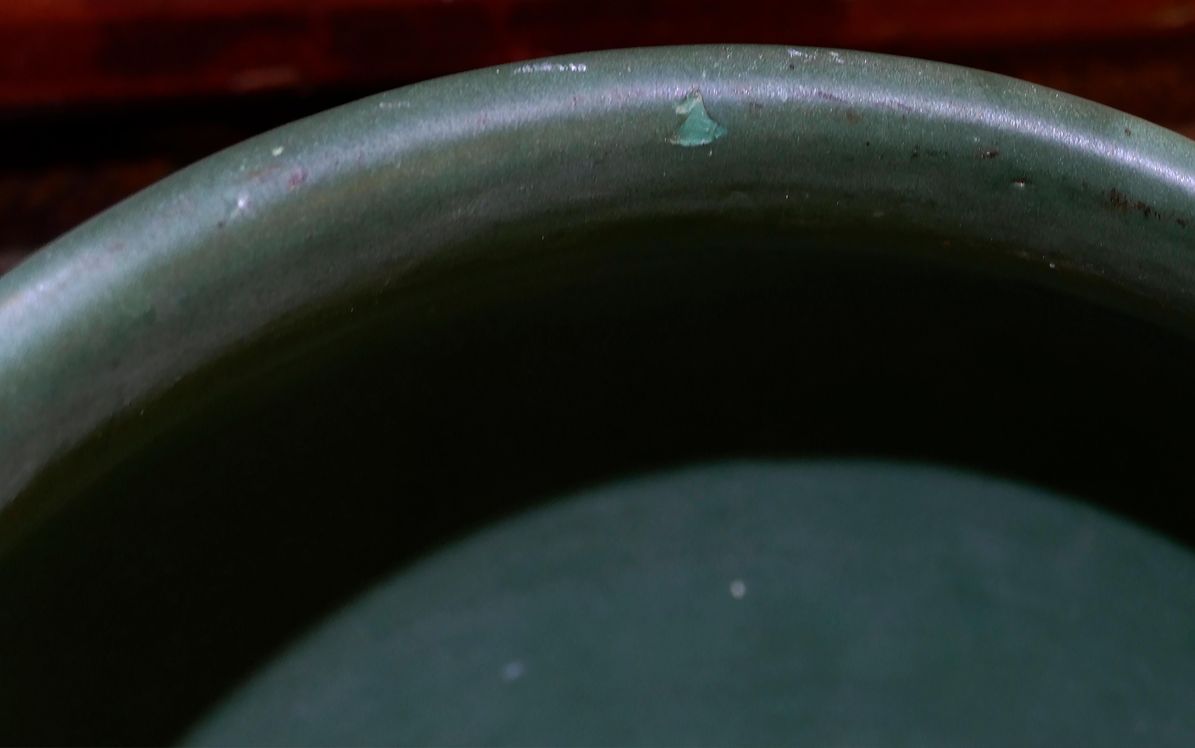 Paar große Weller Pottery Matte Green Leaf Jardinières CIRCA 1910 im Angebot 3