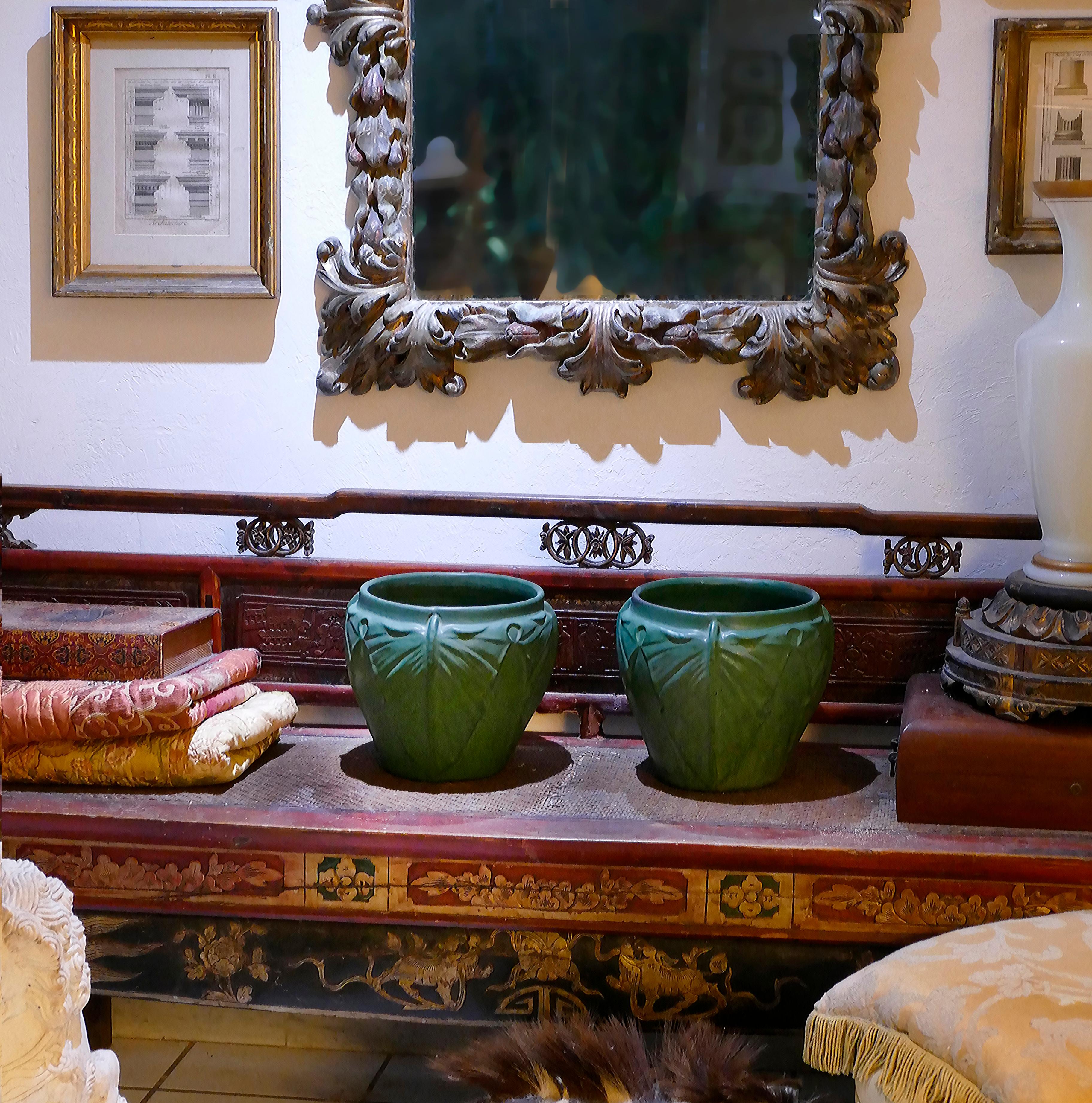  Paar große Weller Pottery Matte Green Leaf Jardinières CIRCA 1910


Zum Verkauf angeboten wird ein Paar große mattgrüne Jardinières von Weller in einem großen Blattdesign. Sie wurden vor 40 Jahren zusammen erworben und befinden sich in dem Zustand,