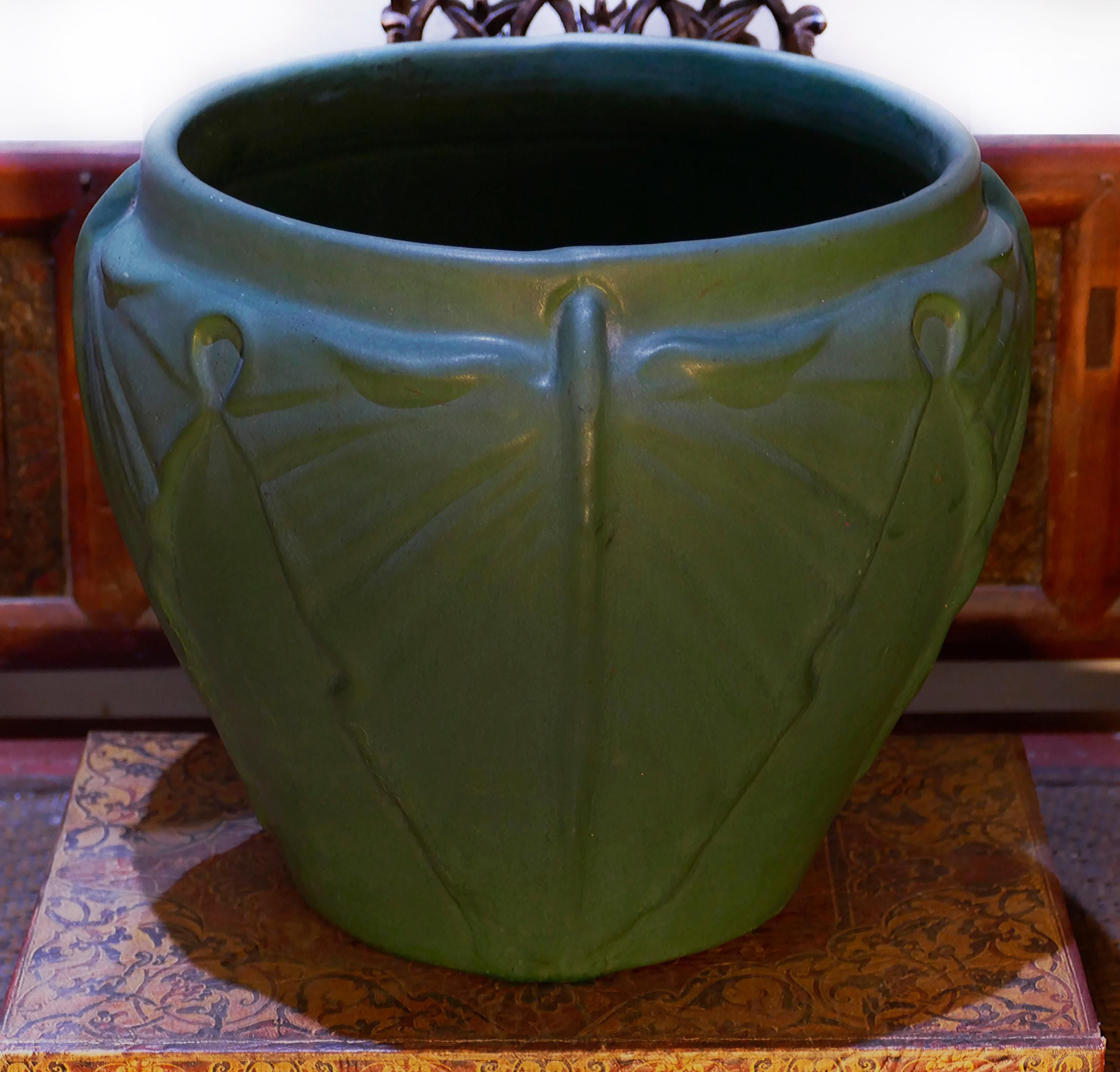 Paar große Weller Pottery Matte Green Leaf Jardinières CIRCA 1910 (amerikanisch) im Angebot