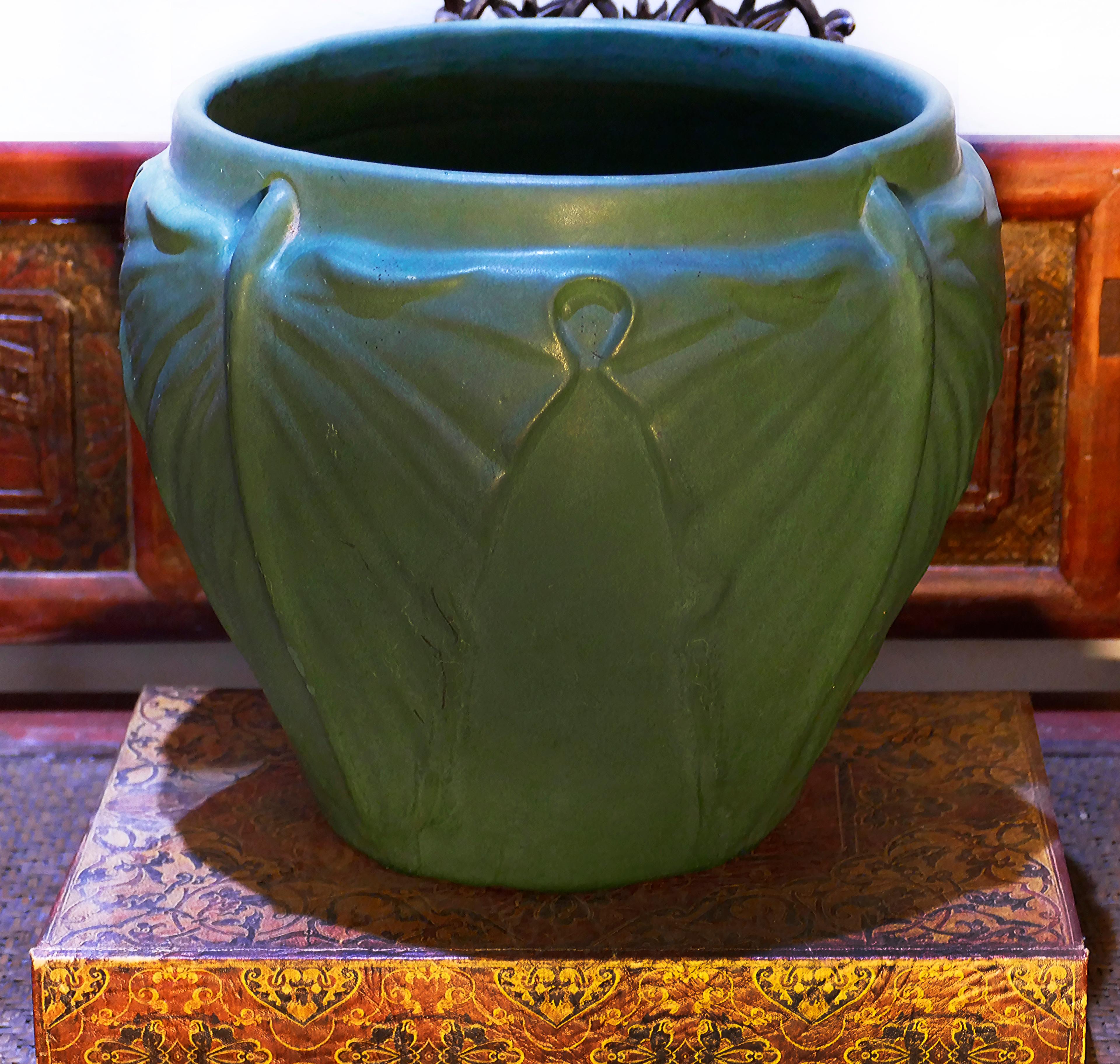Paar große Weller Pottery Matte Green Leaf Jardinières CIRCA 1910 im Zustand „Gut“ im Angebot in Miami, FL