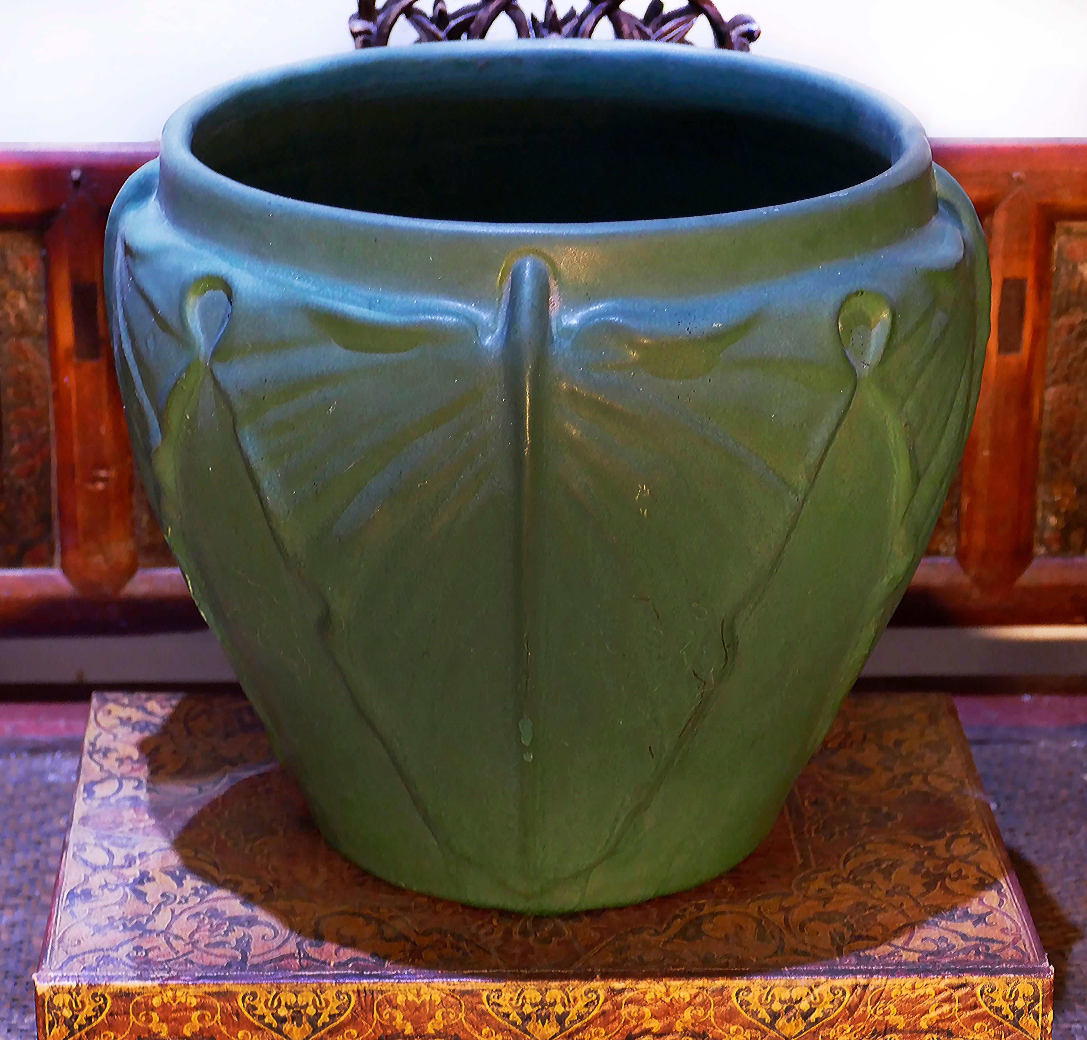 Paar große Weller Pottery Matte Green Leaf Jardinières CIRCA 1910 (Frühes 20. Jahrhundert) im Angebot