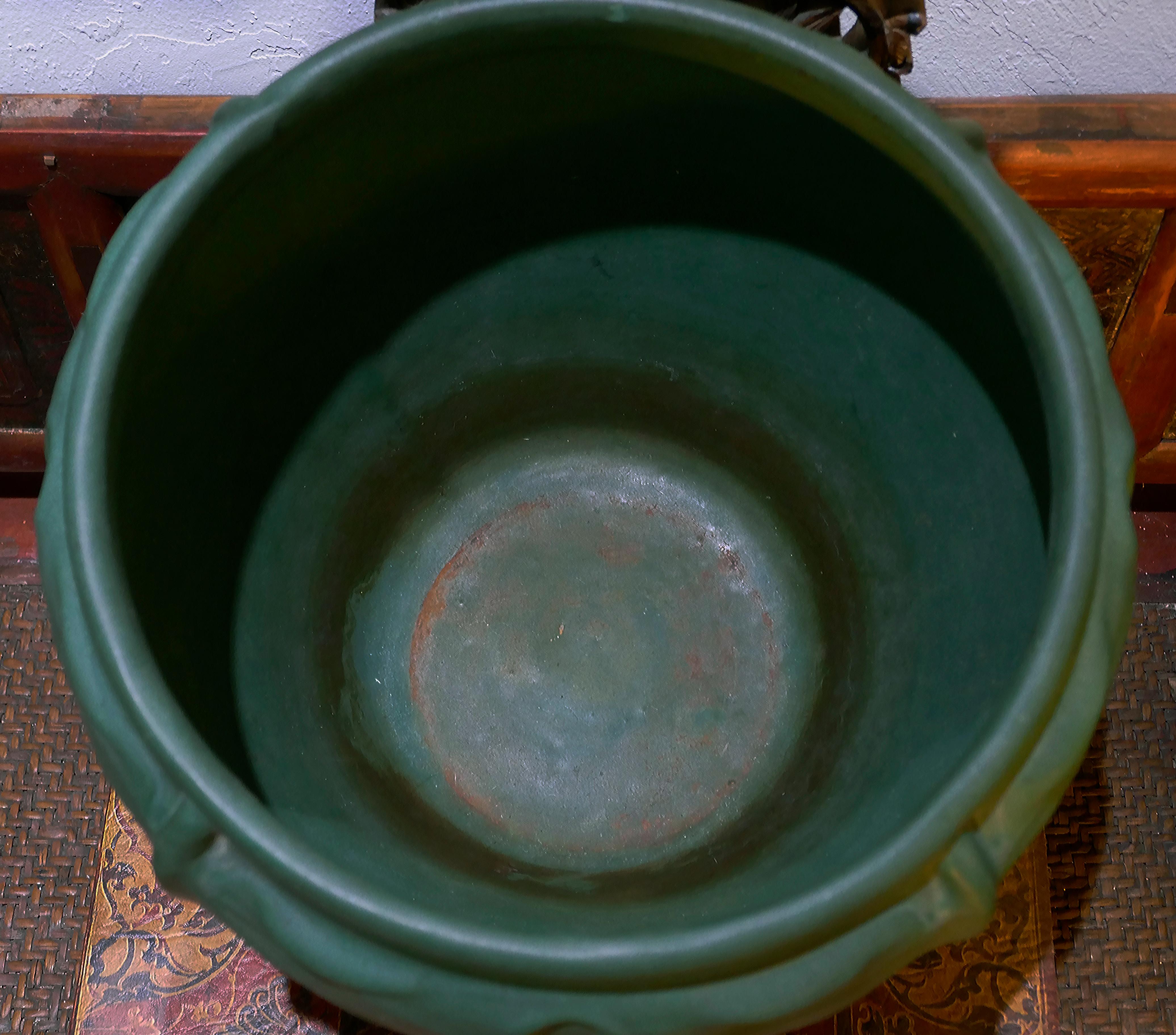 Paar große Weller Pottery Matte Green Leaf Jardinières CIRCA 1910 im Angebot 2