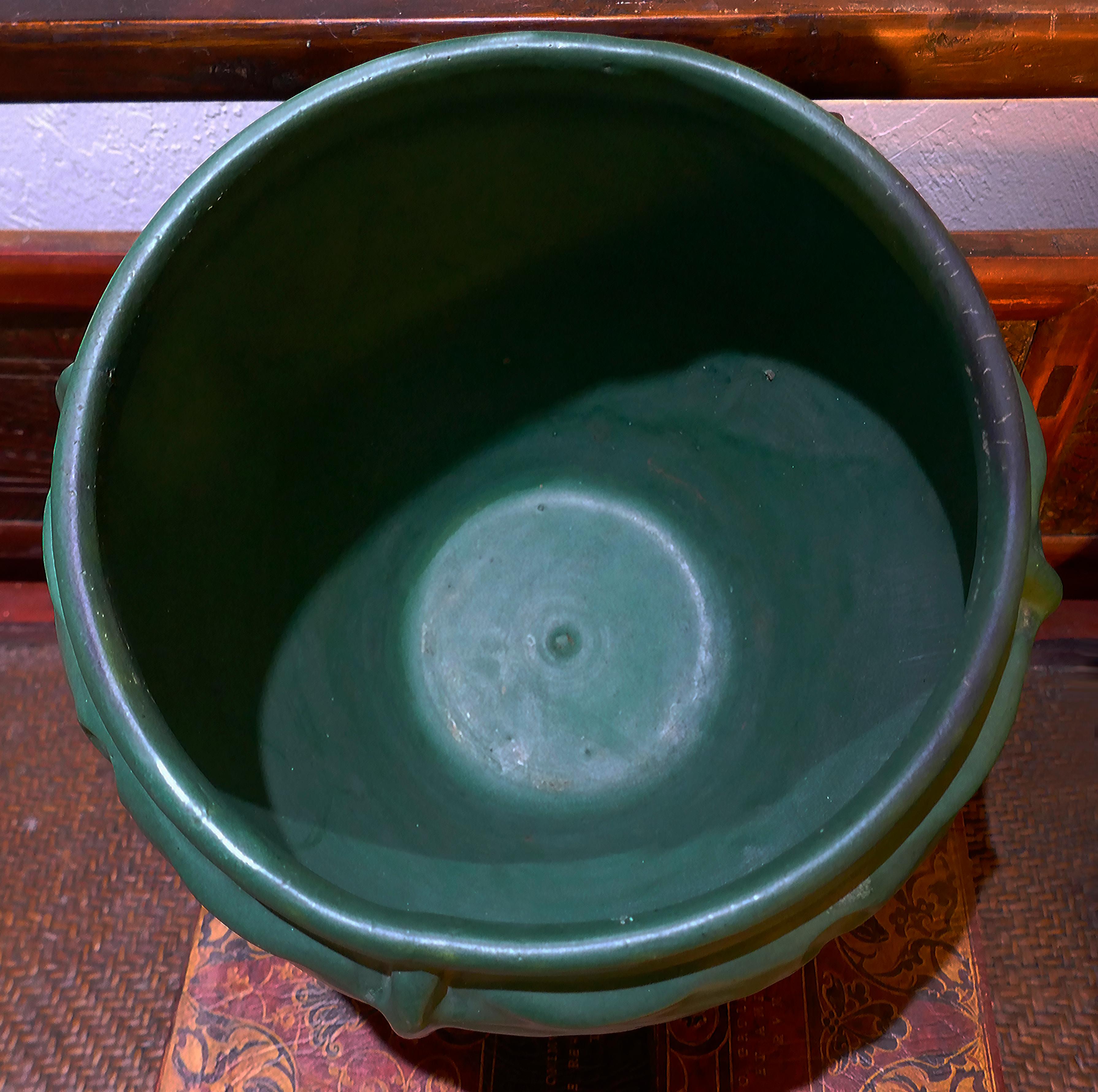 Paar große Weller Pottery Matte Green Leaf Jardinières CIRCA 1910 im Angebot 4