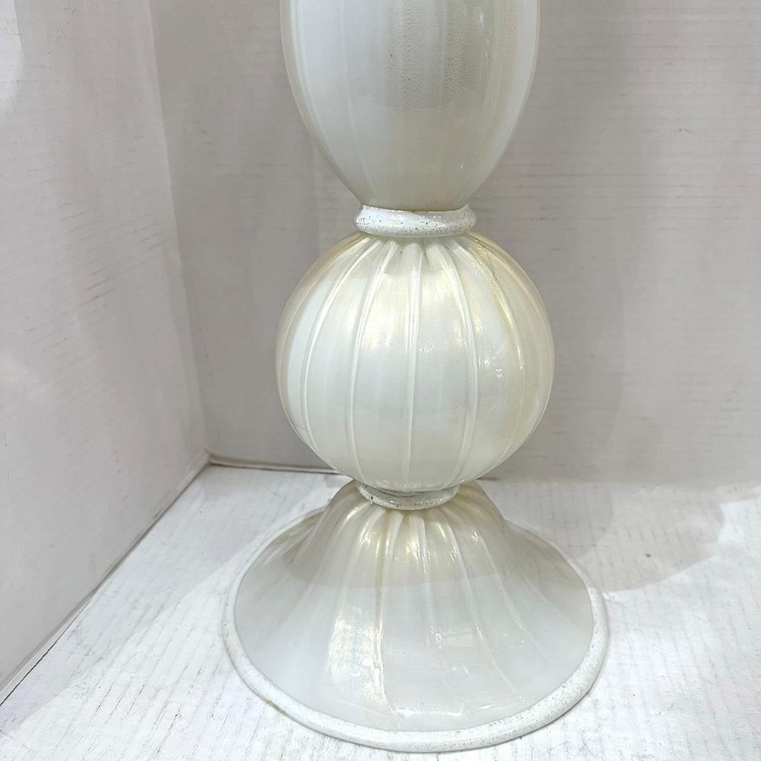 Coppia di grandi lampade di Murano bianche e dorate In condizioni buone in vendita a New York, NY