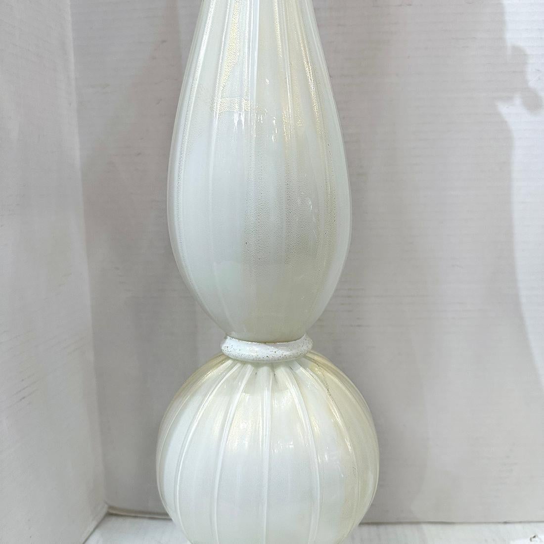 Metà XX secolo Coppia di grandi lampade di Murano bianche e dorate in vendita