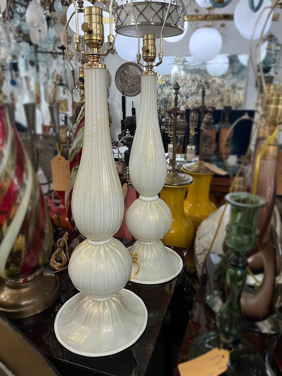 Vetro di Murano Coppia di grandi lampade di Murano bianche e dorate in vendita