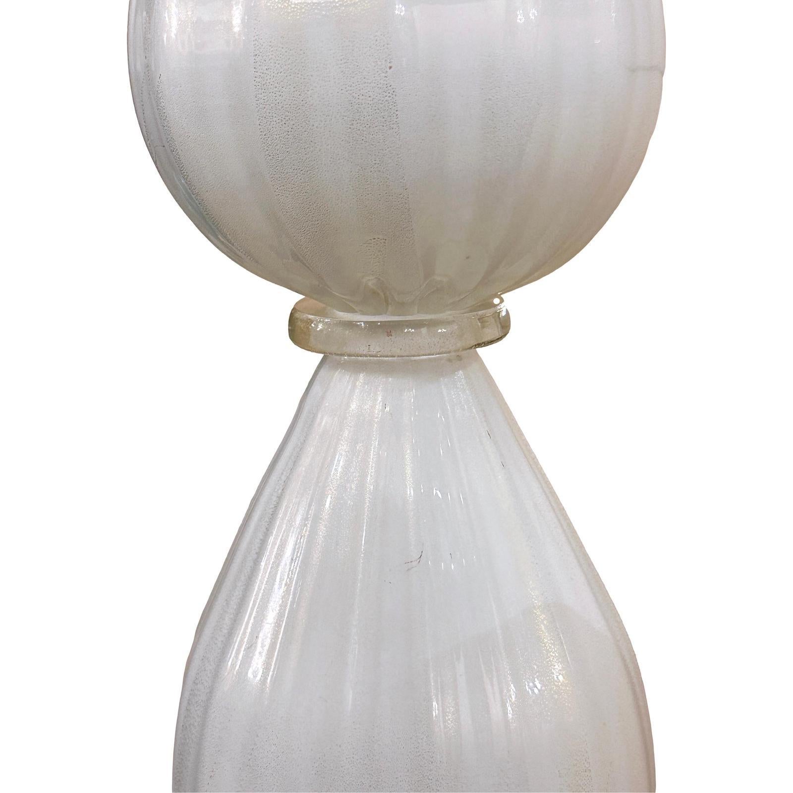 Pair of Large White and Gold Murano Lamps In Good Condition For Sale In New York, NY