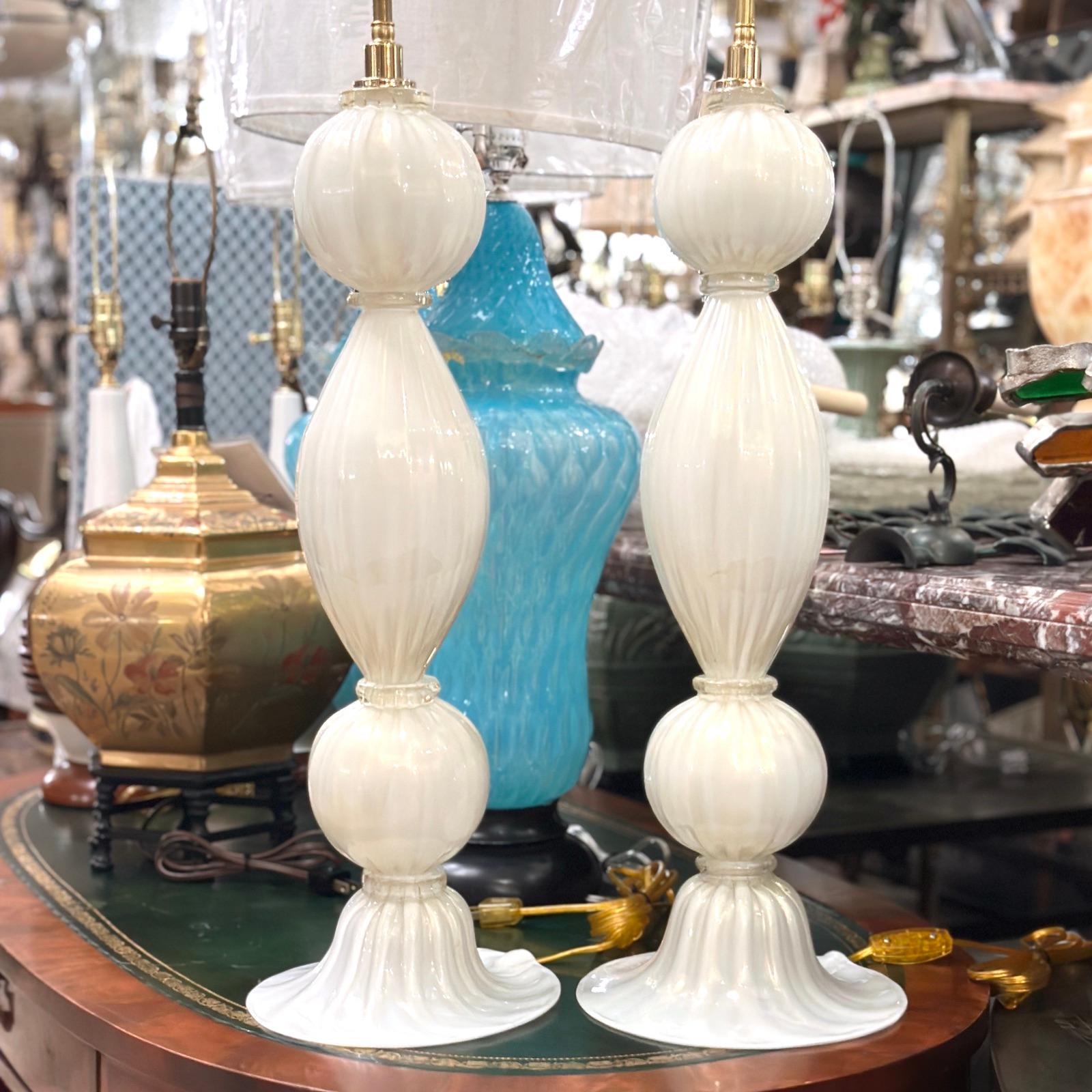 Paire de grandes lampes de Murano blanches et dorées en vente 1