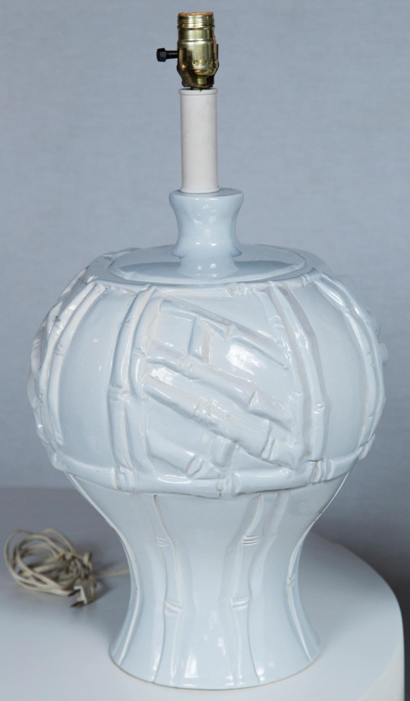 Zwei große Lampen aus weißer Keramik mit Bambusimitat:: 1970er Jahre im Zustand „Hervorragend“ im Angebot in Stamford, CT