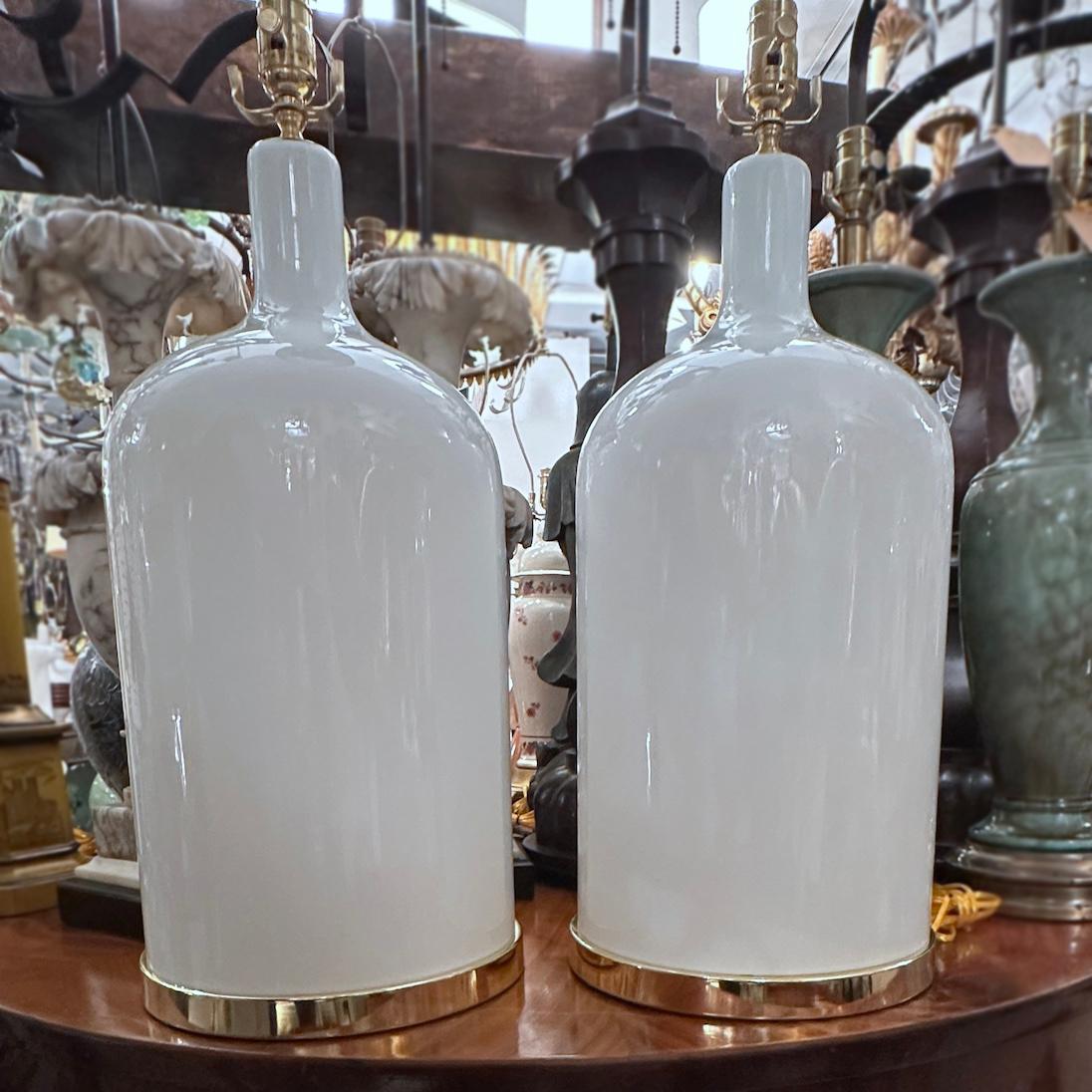 Pareja de grandes lámparas de cristal blanco en Bueno estado para la venta en New York, NY