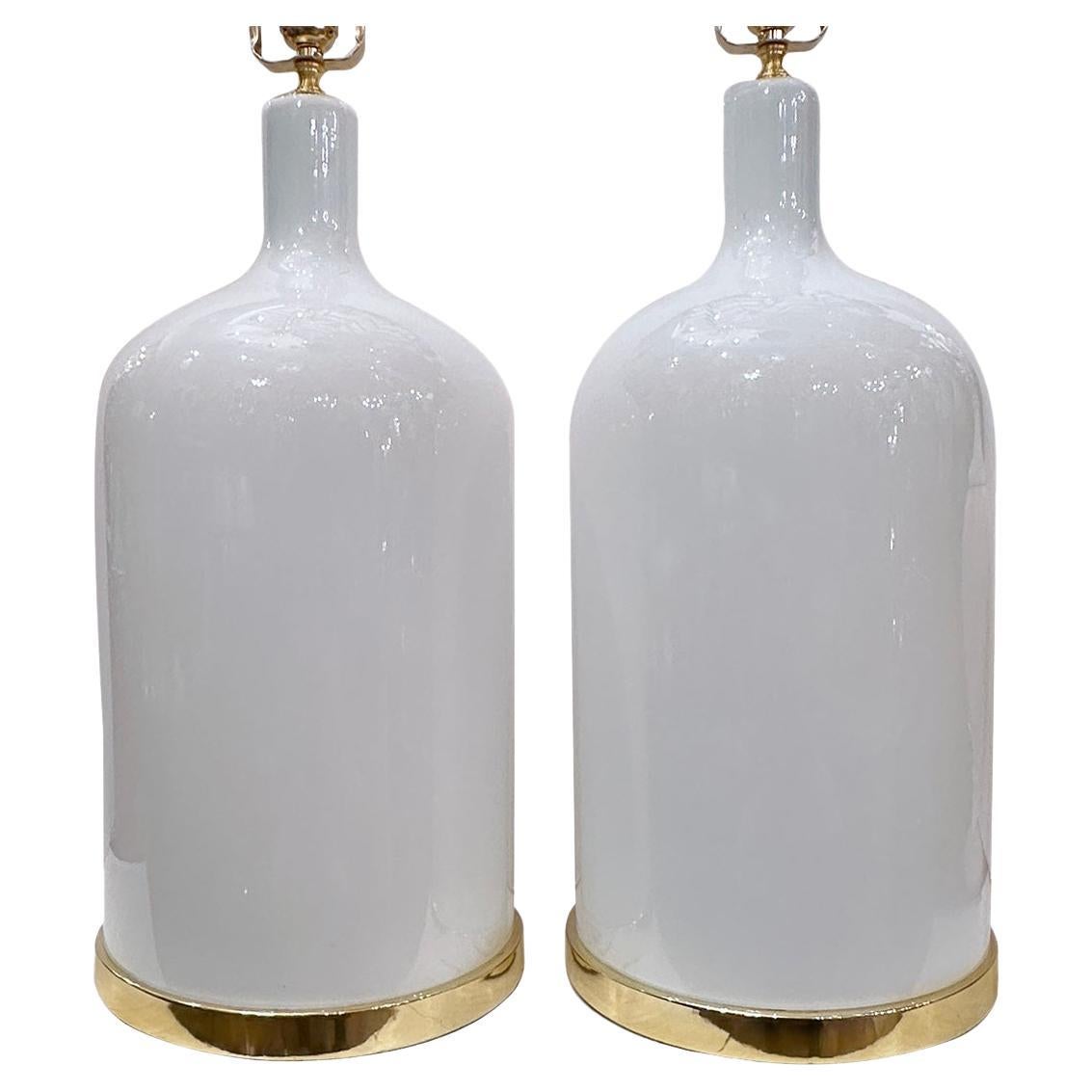 Pareja de grandes lámparas de cristal blanco en venta