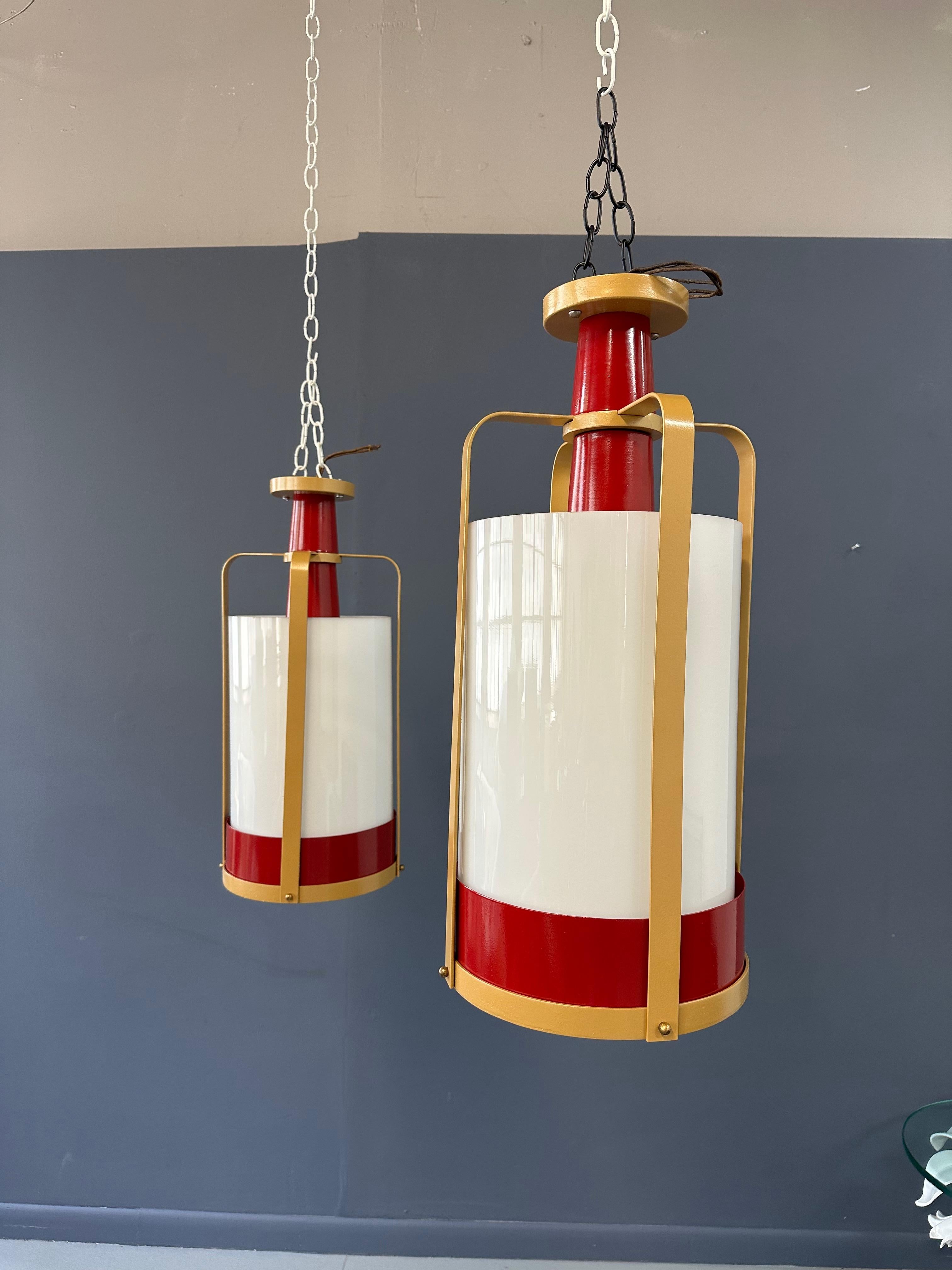 Mid-Century moderno Coppia di grandi luci a sospensione in vetro bianco con cornice in ottone e rosso in vendita