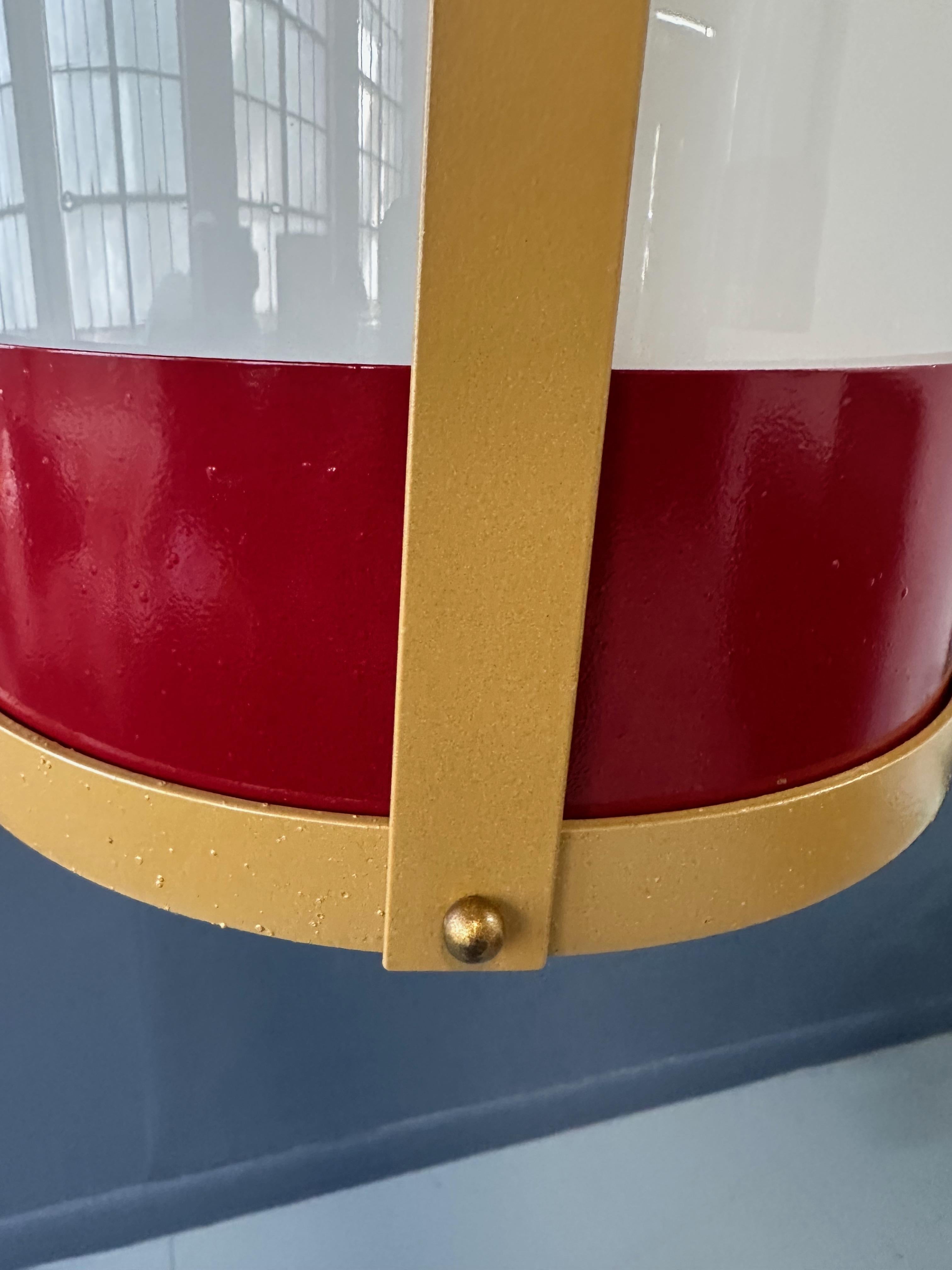 Coppia di grandi luci a sospensione in vetro bianco con cornice in ottone e rosso In condizioni buone in vendita a Philadelphia, PA