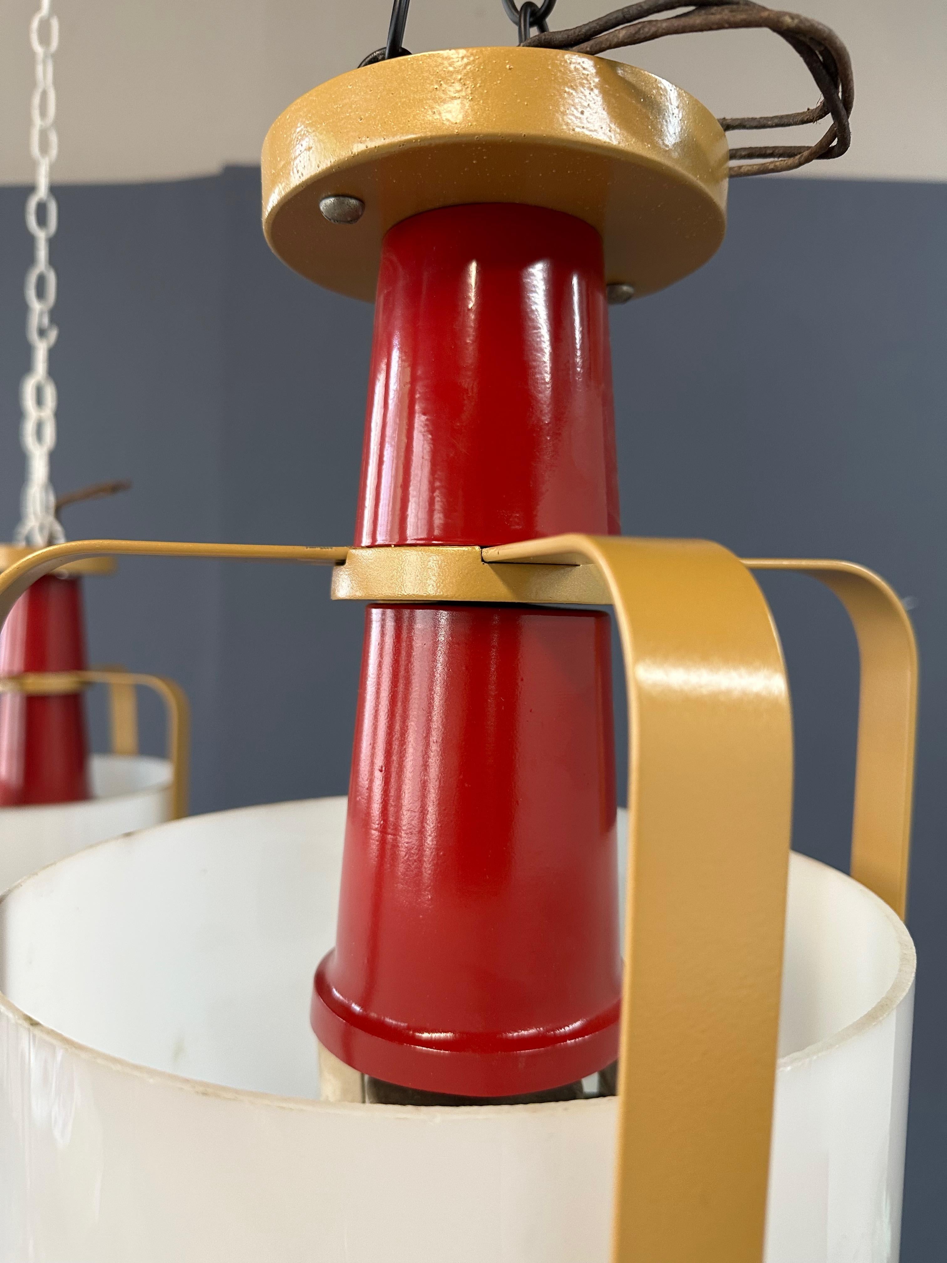 XX secolo Coppia di grandi luci a sospensione in vetro bianco con cornice in ottone e rosso in vendita