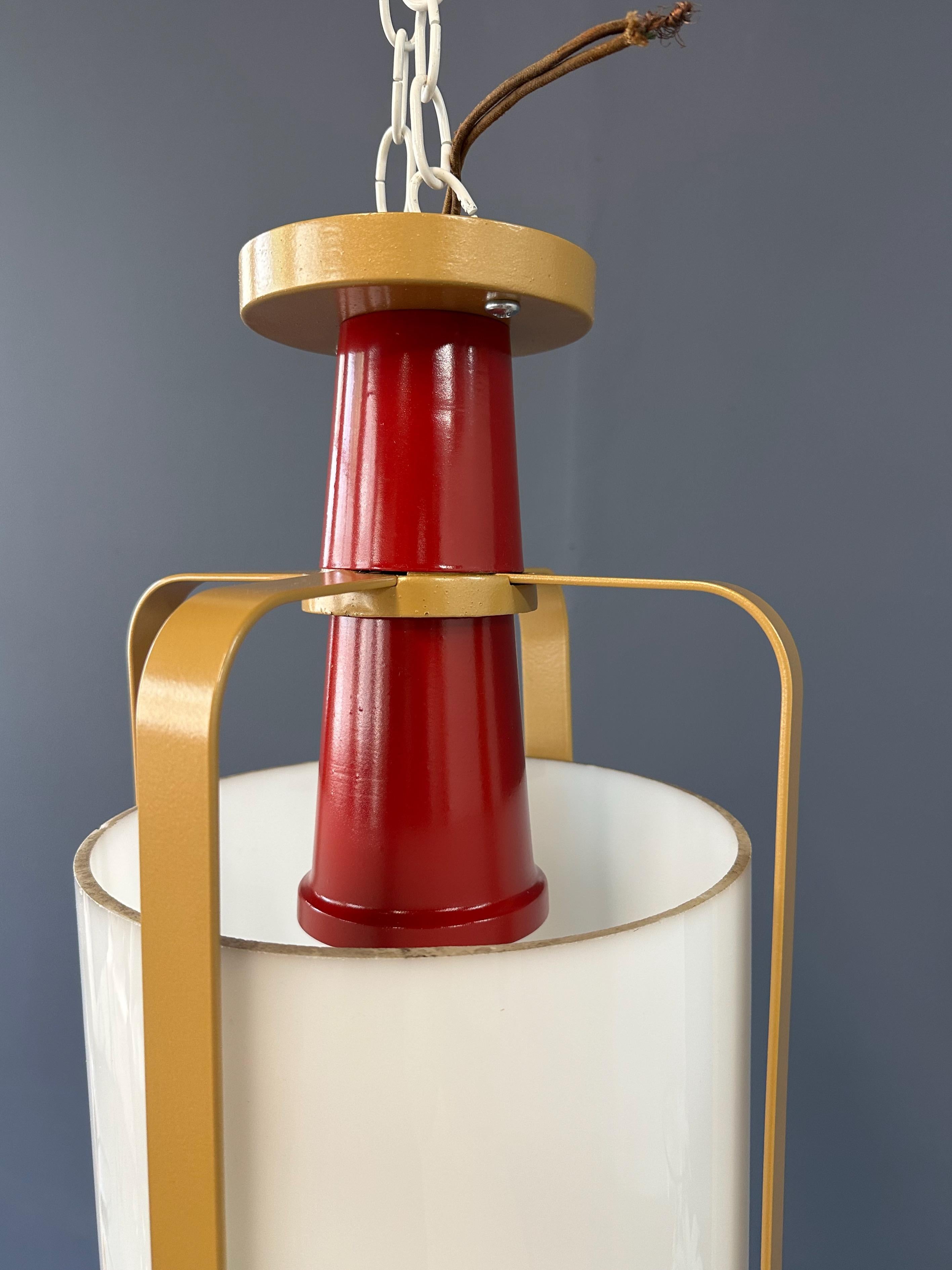 Coppia di grandi luci a sospensione in vetro bianco con cornice in ottone e rosso in vendita 1
