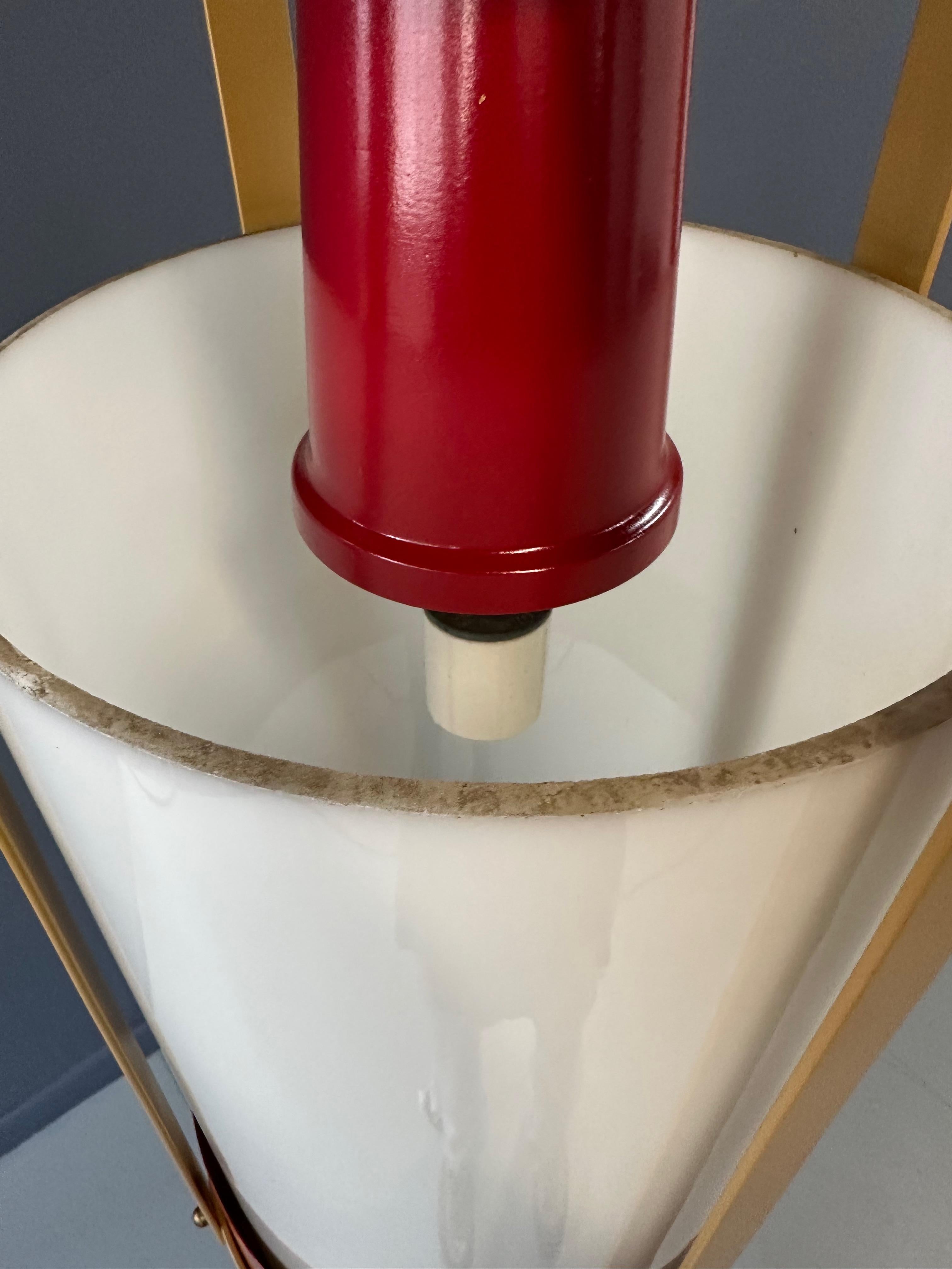 Coppia di grandi luci a sospensione in vetro bianco con cornice in ottone e rosso in vendita 2