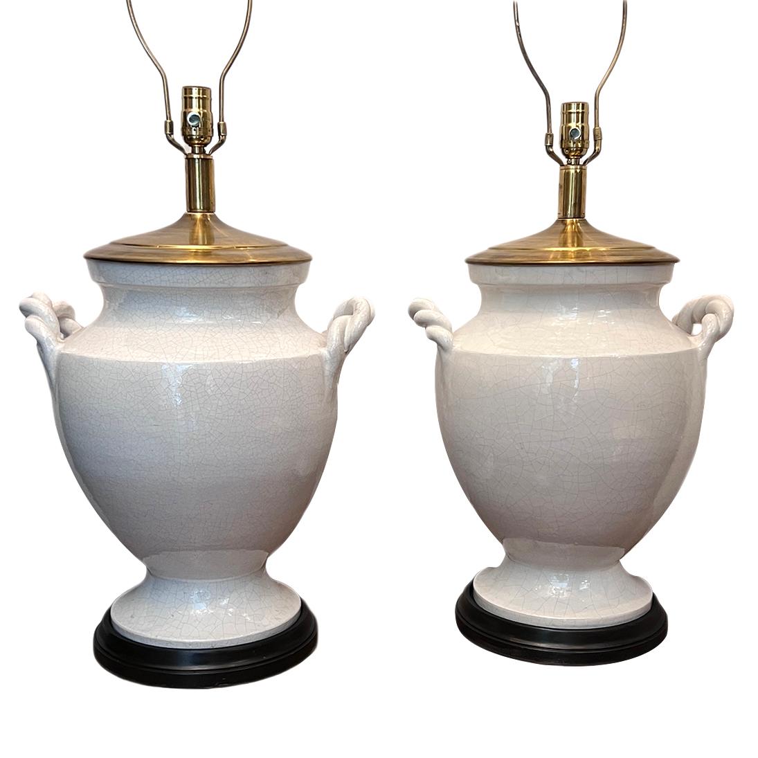 Coppia di lampade da tavolo in porcellana italiana degli anni '60 circa.

Misure:
Altezza del corpo: 21.75
Altezza del paralume: 34