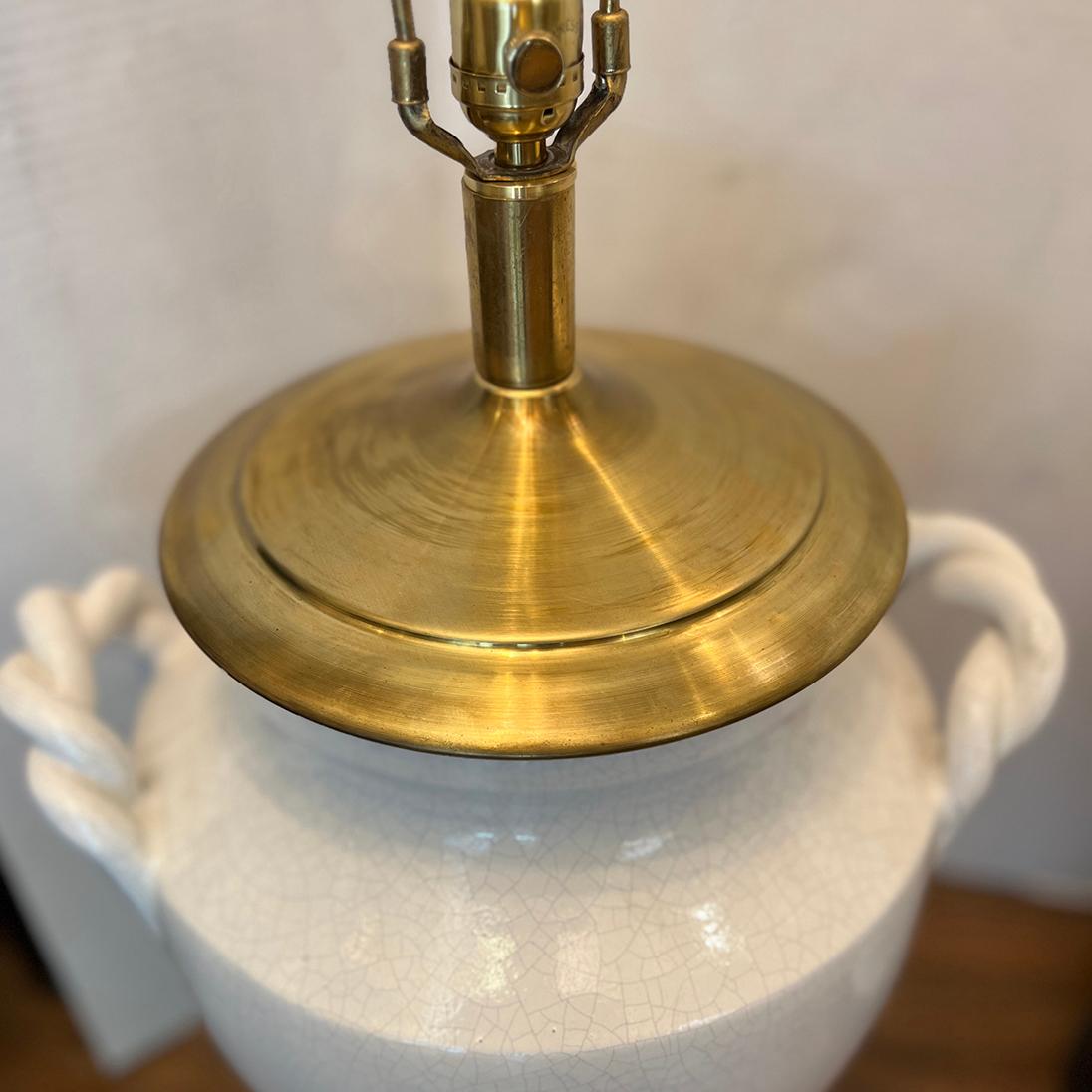 Coppia di grandi lampade da tavolo in porcellana bianca In condizioni buone in vendita a New York, NY
