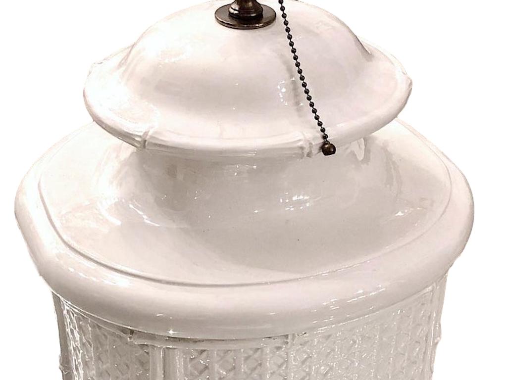 Paar große weiße Porzellan-Tischlampen im Zustand „Gut“ im Angebot in New York, NY