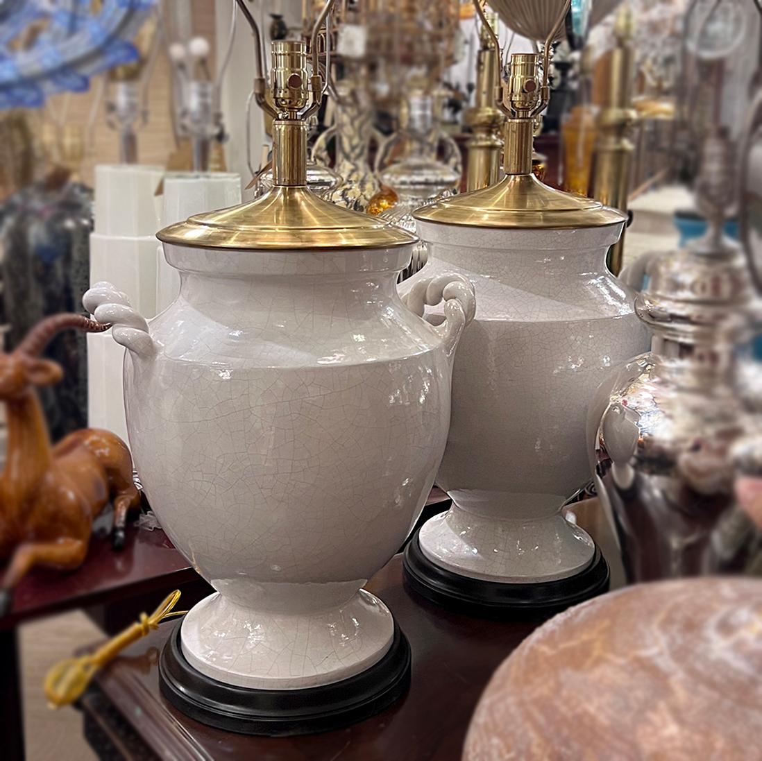 Coppia di grandi lampade da tavolo in porcellana bianca in vendita 2