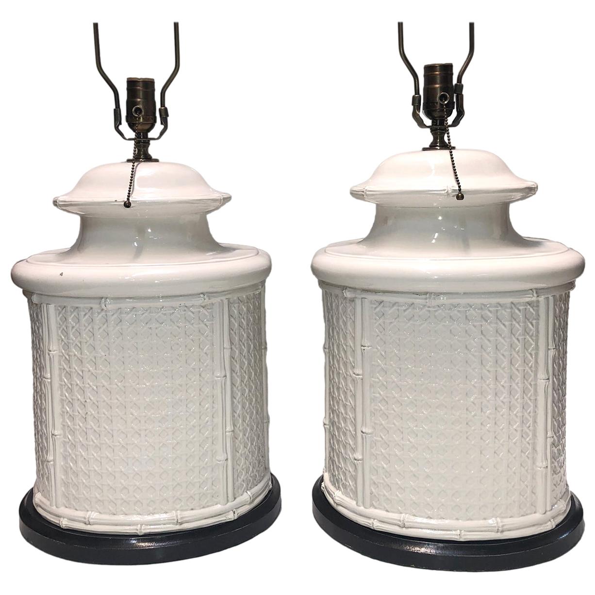 Paar große weiße Porzellan-Tischlampen im Angebot