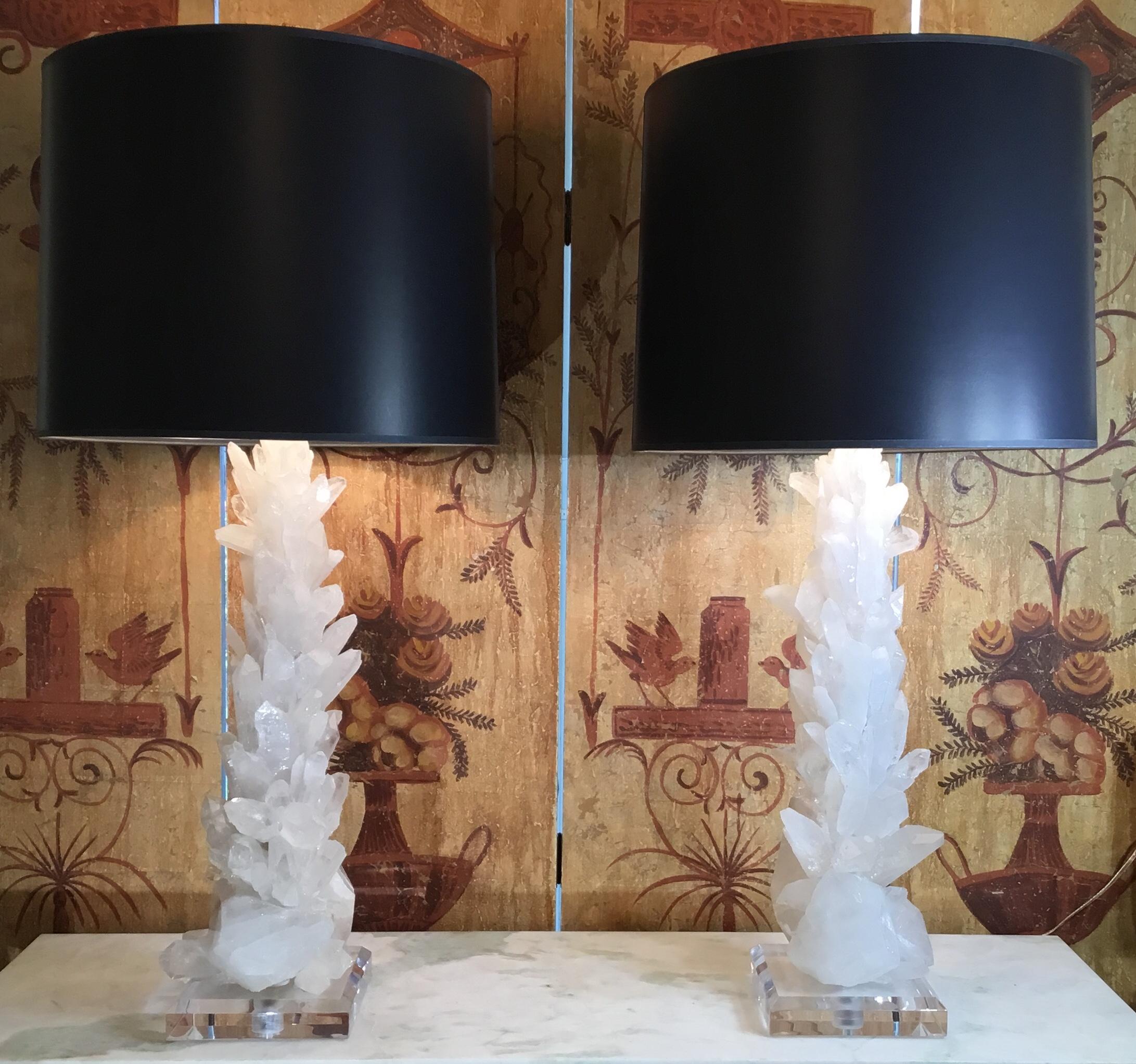 Einzigartiges Paar Tischlampen aus echten Kristallquarzsplittern und Kristallspitzen in weißen Farben, kunstvoll zusammengesetzt, um schöne und beeindruckende Kunstobjekte für die Ausstellung zu schaffen.
Abgeschrägter Sockel aus klarem Lucite,