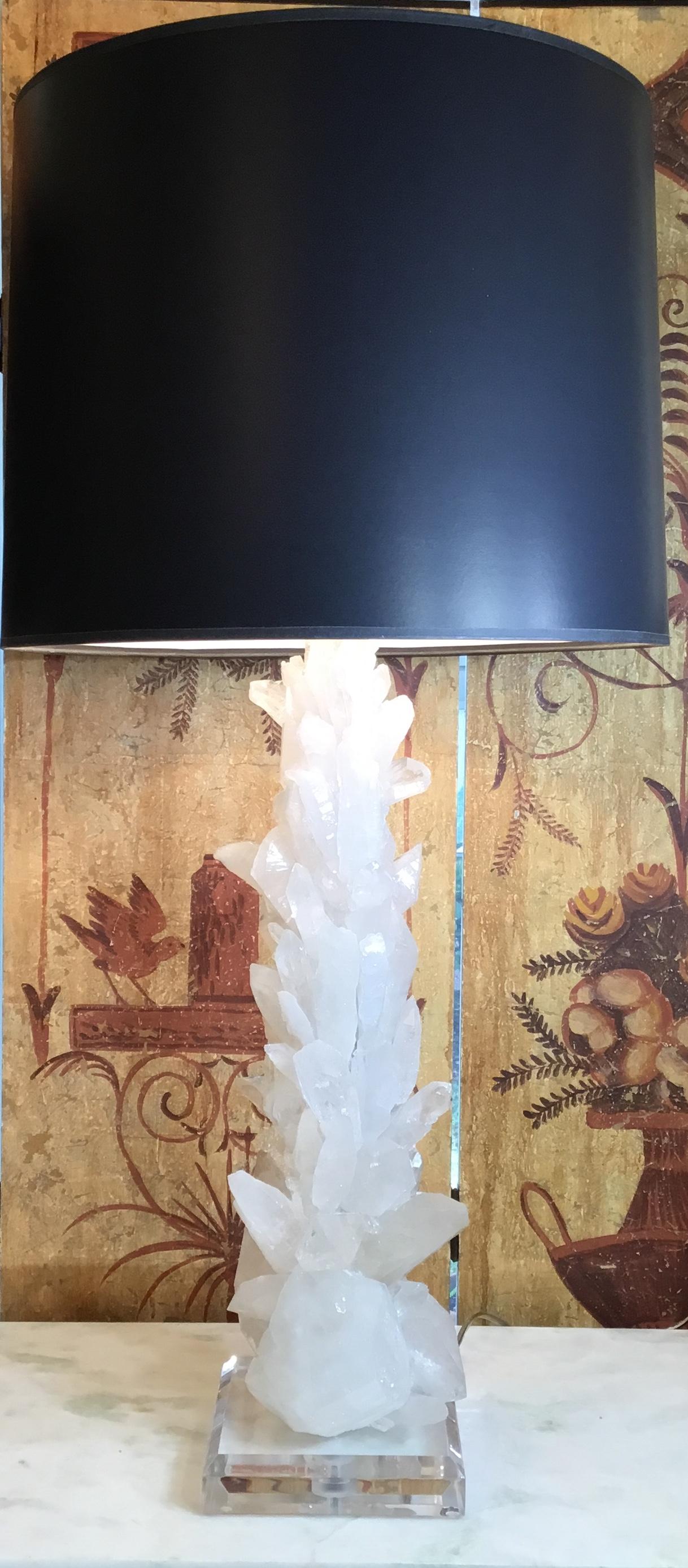 Große weiße Quarzkristall-Tischlampen, Paar im Zustand „Gut“ im Angebot in Delray Beach, FL