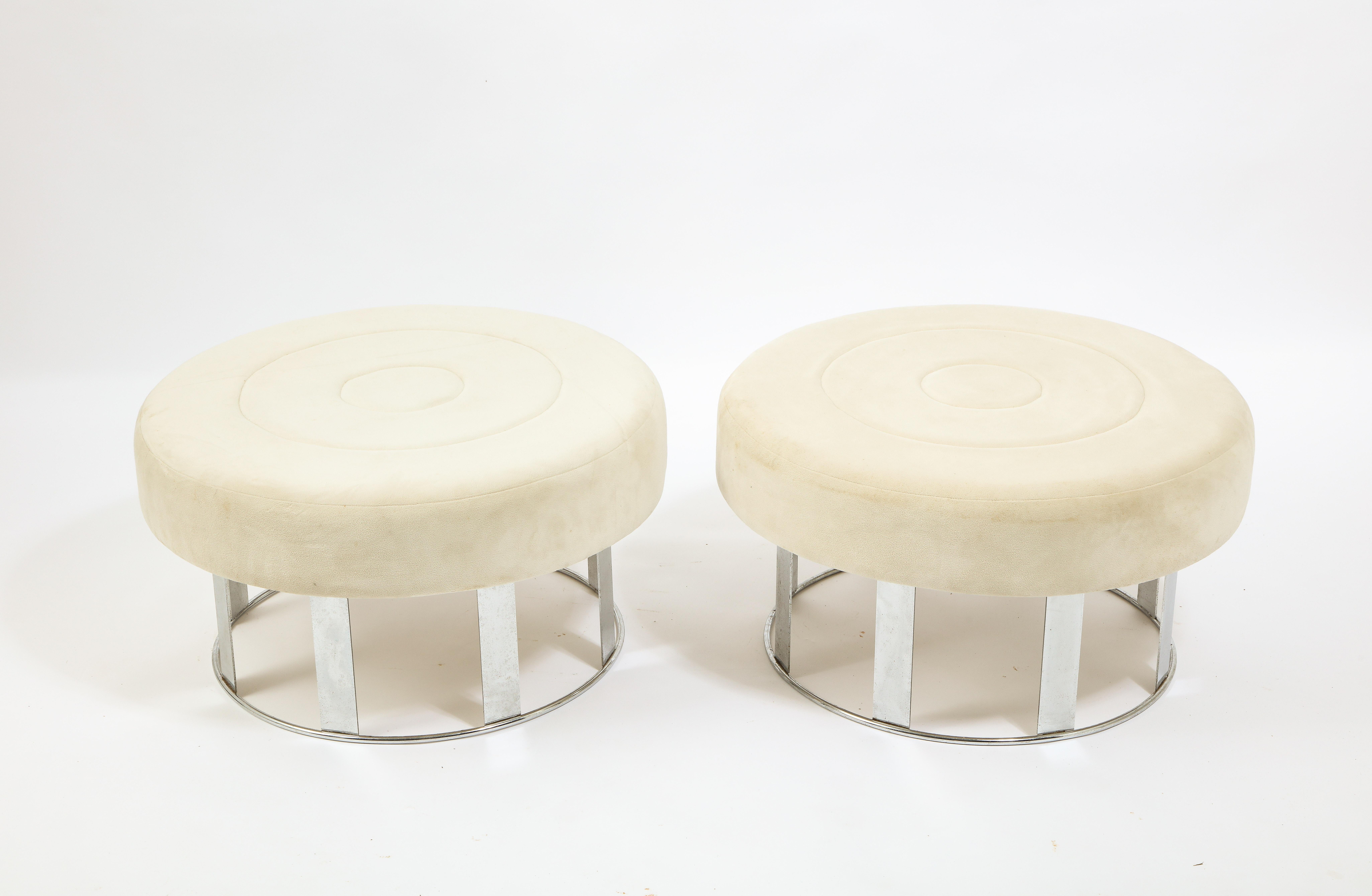Américain Paire de grands repose-pieds ronds en chrome et velours blanc, États-Unis, années 1970 en vente
