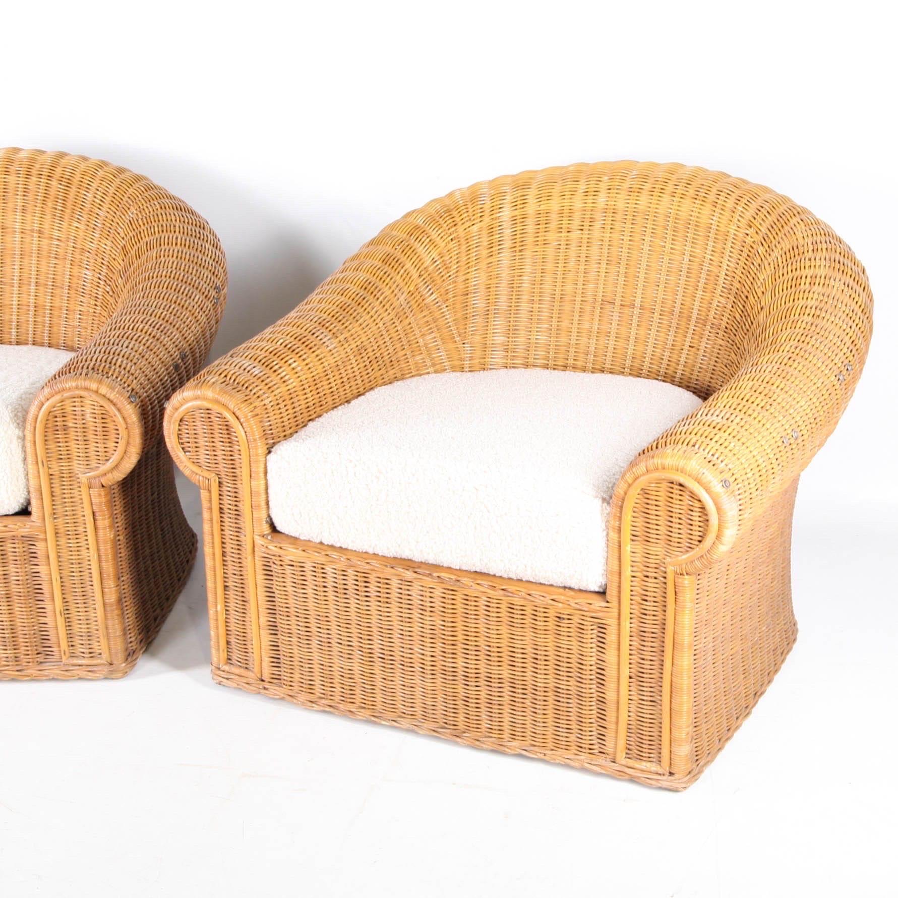 Bellissima coppia di grandi sedie bergere in vimini intrecciato a mano.
Cuscini nuovi in tessuto bouclé bianco crema. 
Molto confortevole e in buone condizioni. 