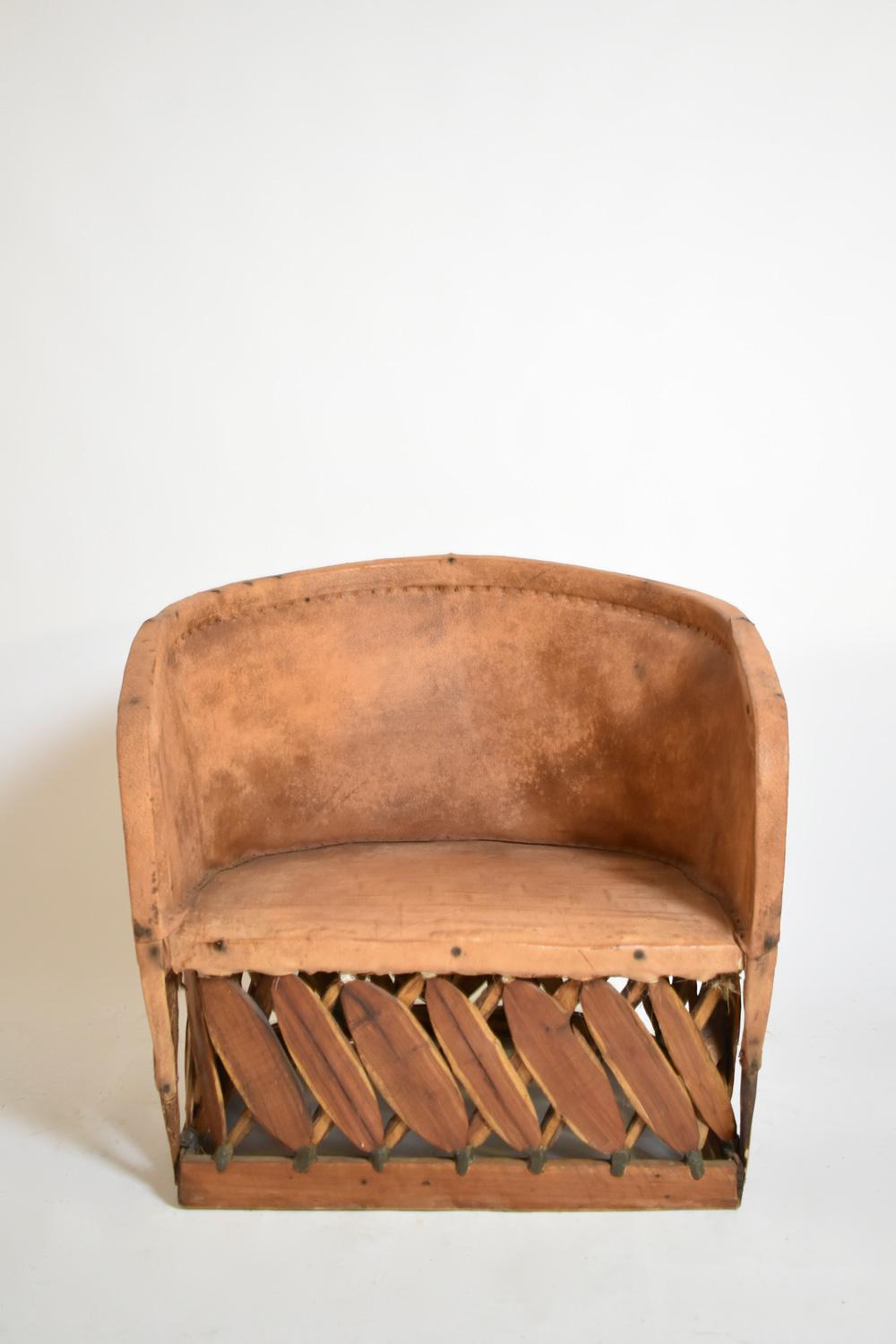Messicano Pair of large wood and leather mexican armchairs, 1970s. in vendita
