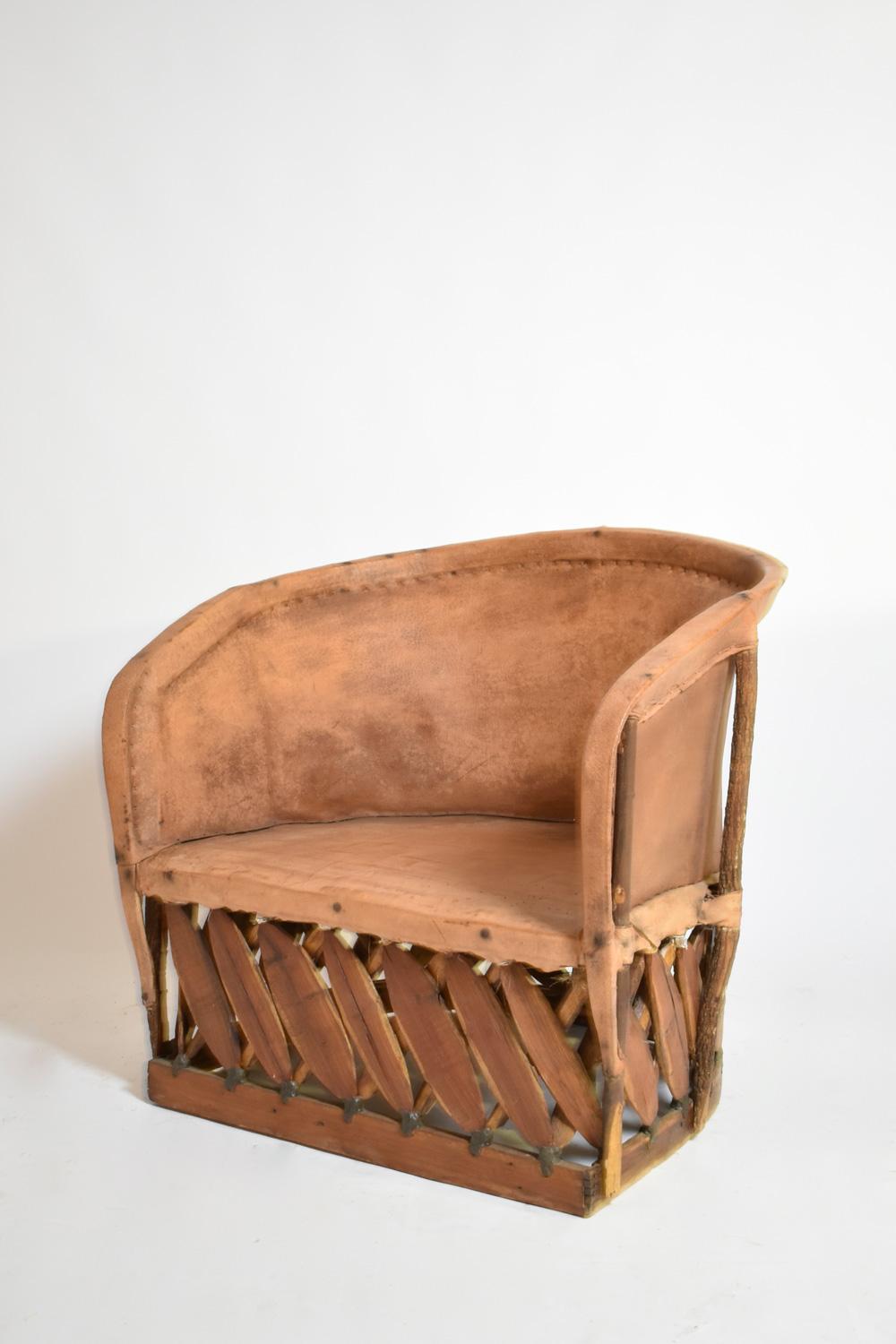 Fine XX secolo Pair of large wood and leather mexican armchairs, 1970s. in vendita