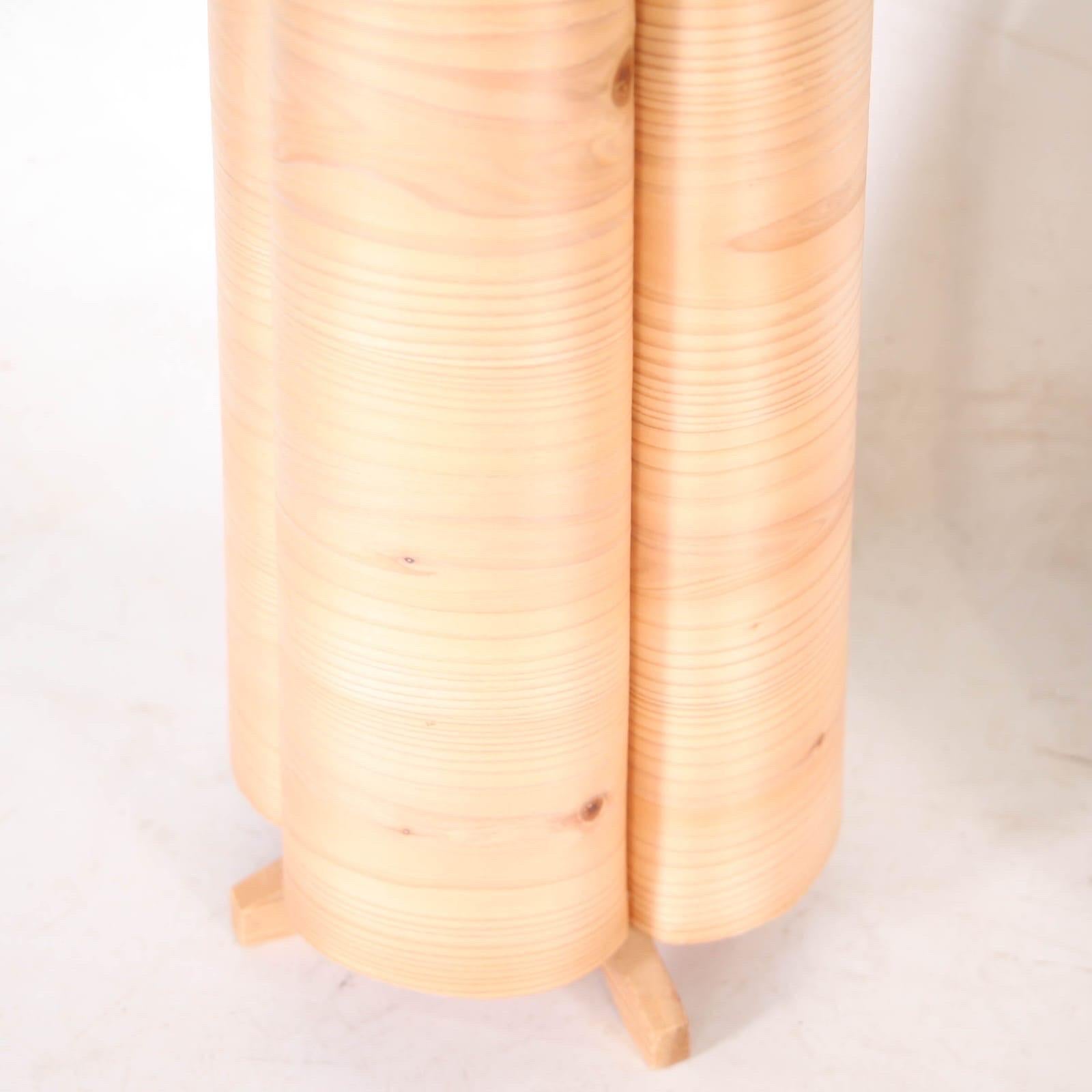 Paire de grandes lampes en bois en vente 4