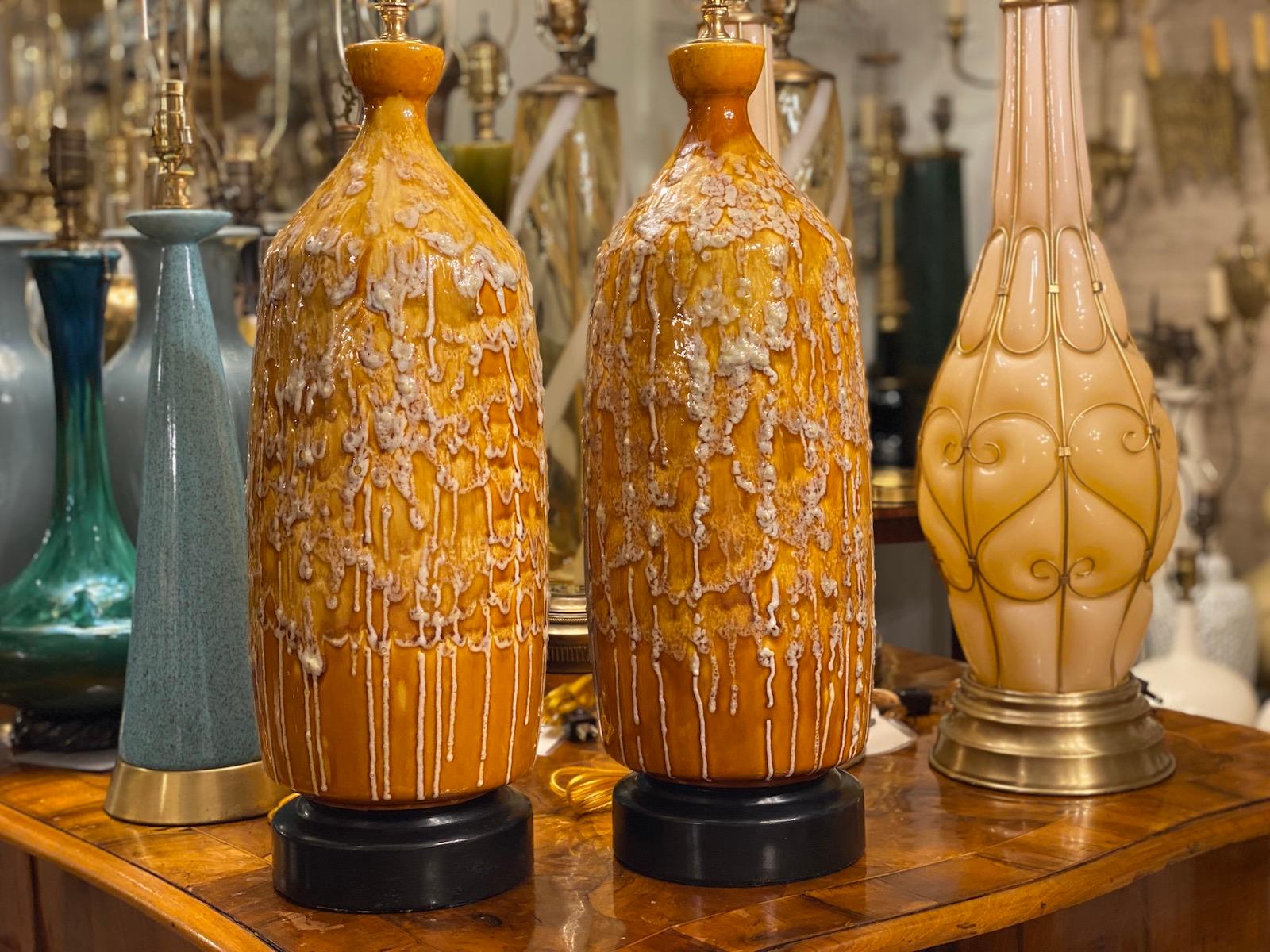 Zwei große gelbe Keramik-Tischlampen (Mitte des 20. Jahrhunderts) im Angebot