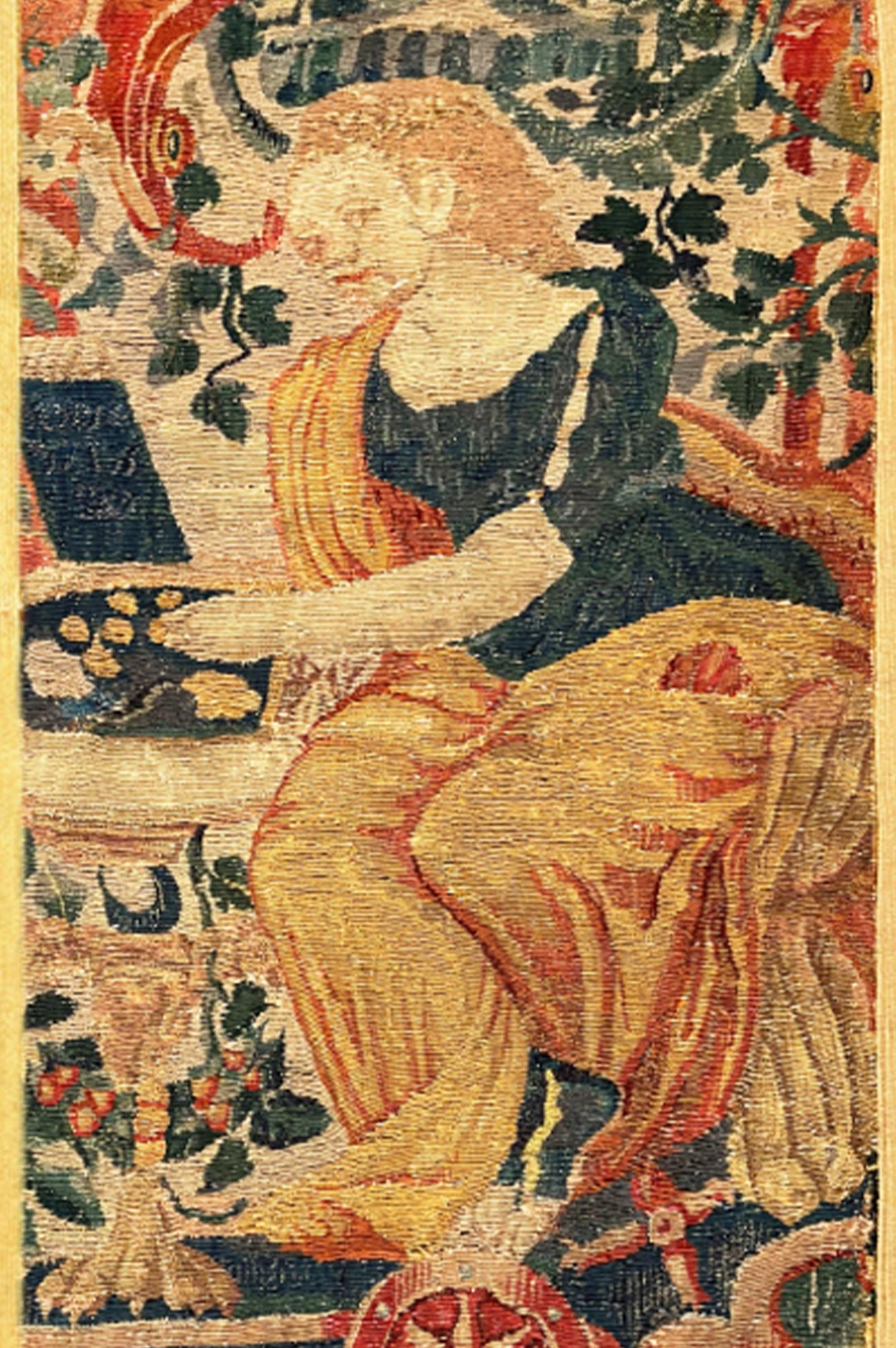 Coppia di pannelli ad arazzo di Bruxelles della fine del XVI secolo, verticali, con donne e fiori 1