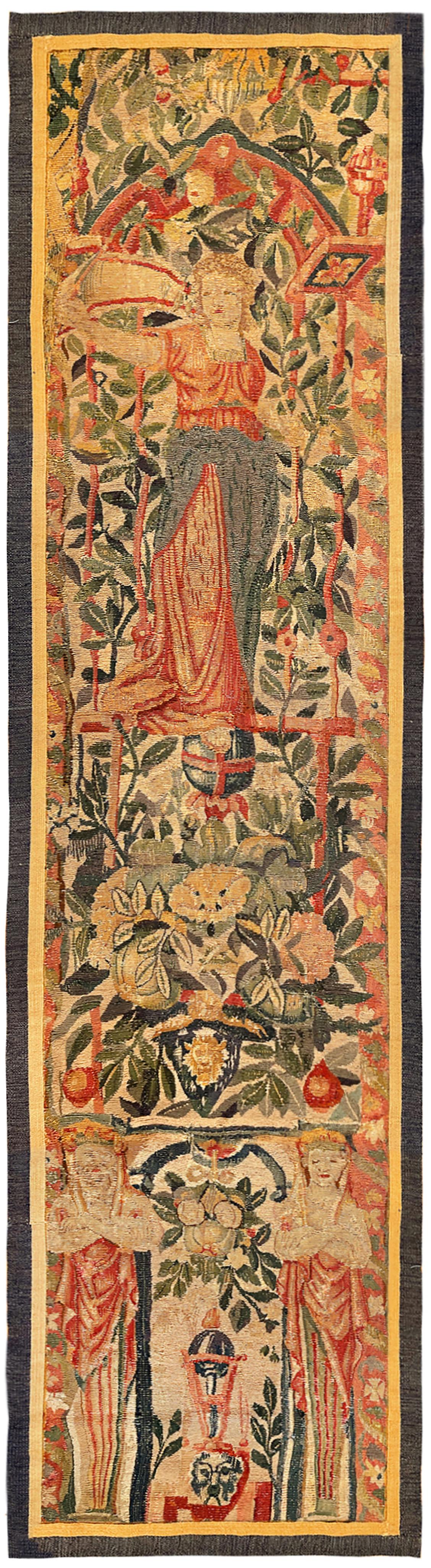Paire de panneaux de tapisserie mythologique flamande de la fin du XVIe siècle. Ces panneaux de tapisserie décoratifs orientés verticalement représentent des figures féminines mythologiques en haut, debout dans des réserves florales élaborées, avec
