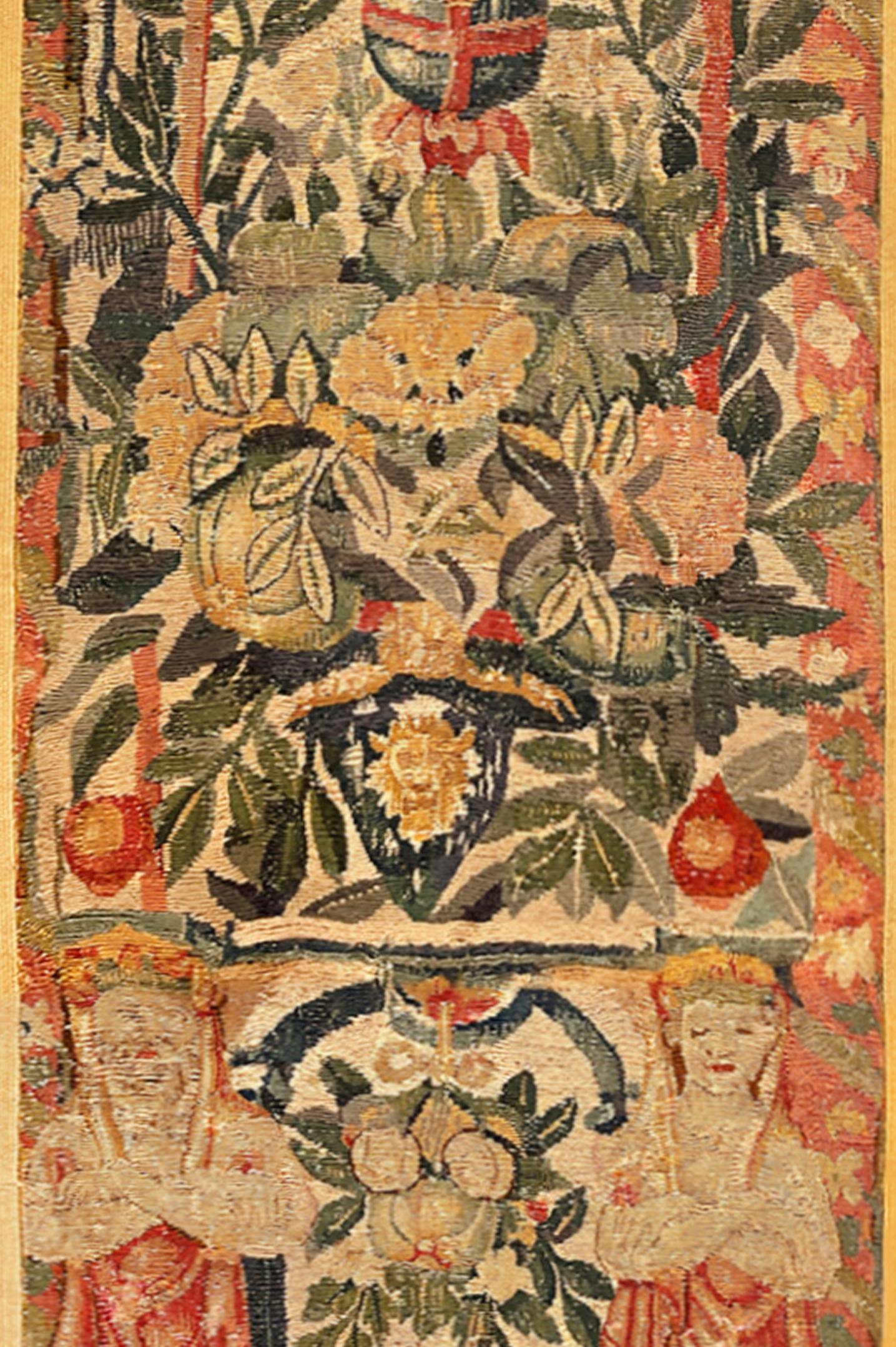 XVIIIe siècle et antérieur Paire de panneaux de tapisserie de Bruxelles de la fin du XVIe siècle, avec des figures féminines et des fleurs en vente