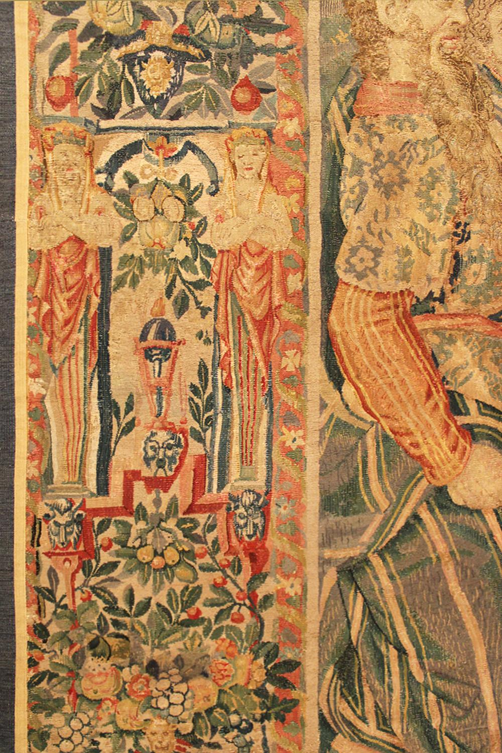 Belge Paire de panneaux de tapisserie de Bruxelles de la fin du XVIe siècle, avec des figures féminines et des fleurs en vente