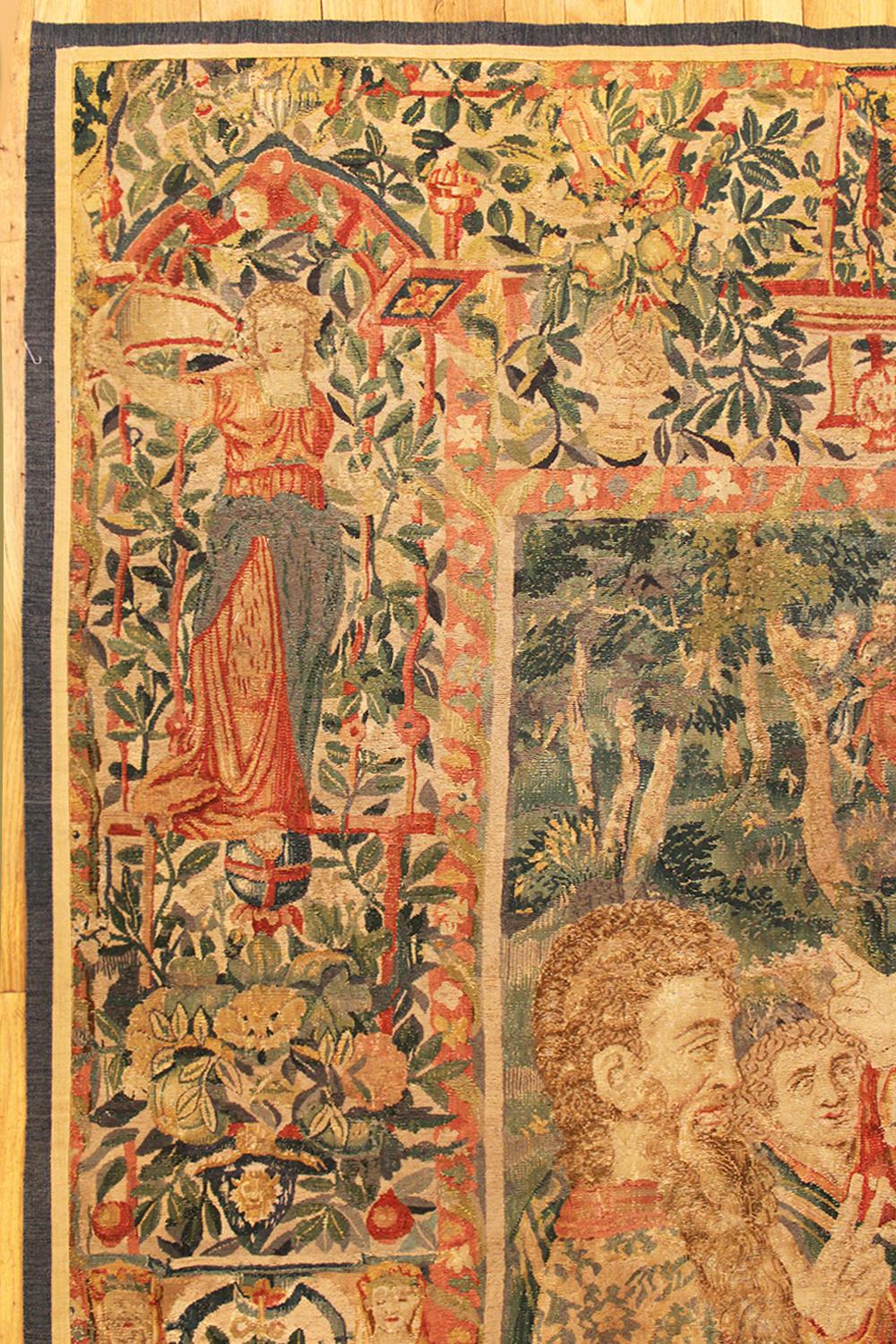 Tissé à la main Paire de panneaux de tapisserie de Bruxelles de la fin du XVIe siècle, avec des figures féminines et des fleurs en vente