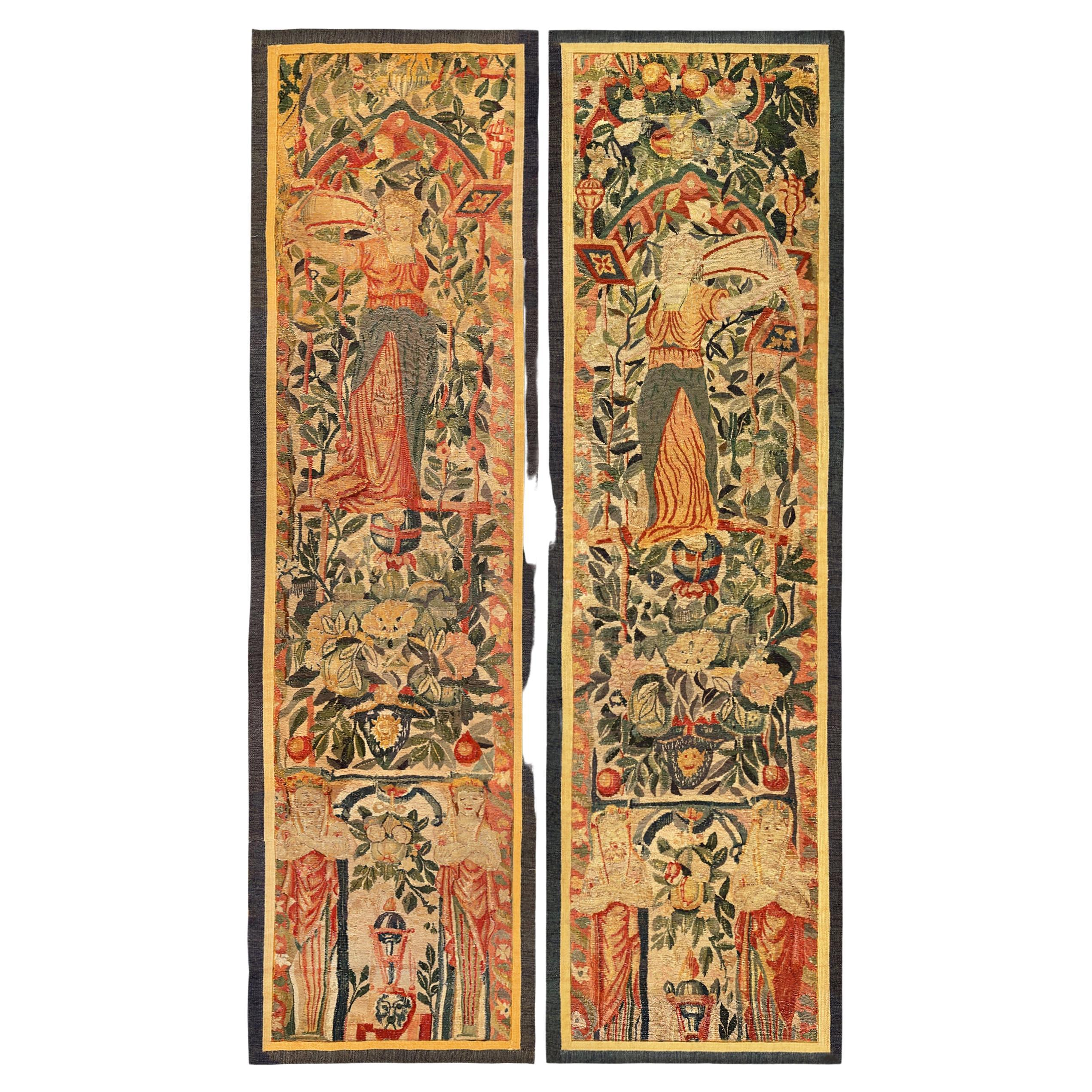 Paire de panneaux de tapisserie de Bruxelles de la fin du XVIe siècle, avec des figures féminines et des fleurs en vente