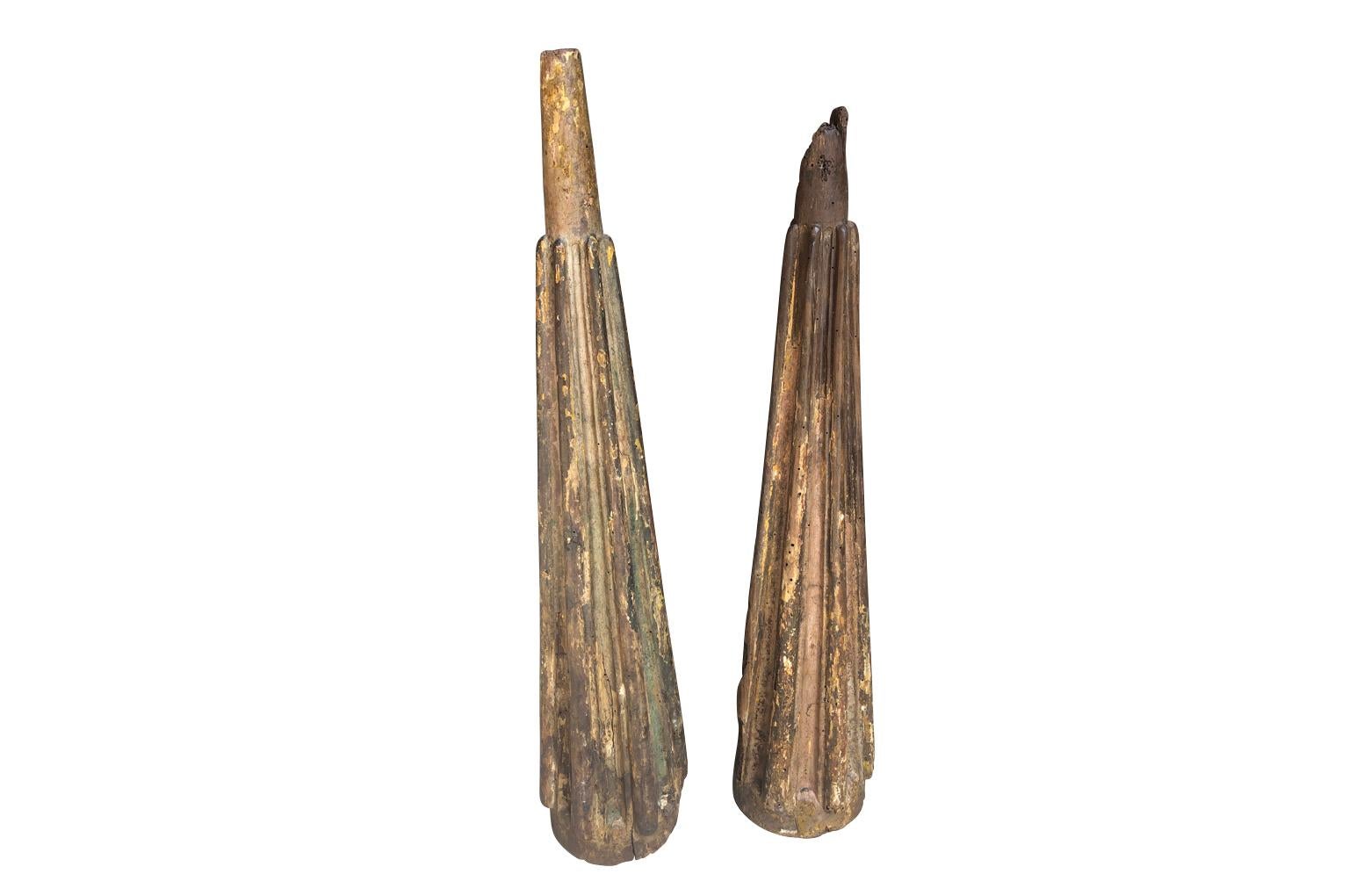 Un par muy hermoso de fragmentos de pináculos de finales del siglo XVI-principios del XVII en madera policromada. Maravillosos elementos arquitectónicos tal como son o perfectamente adecuados para convertirlos en lámparas. Las dos piezas tienen un