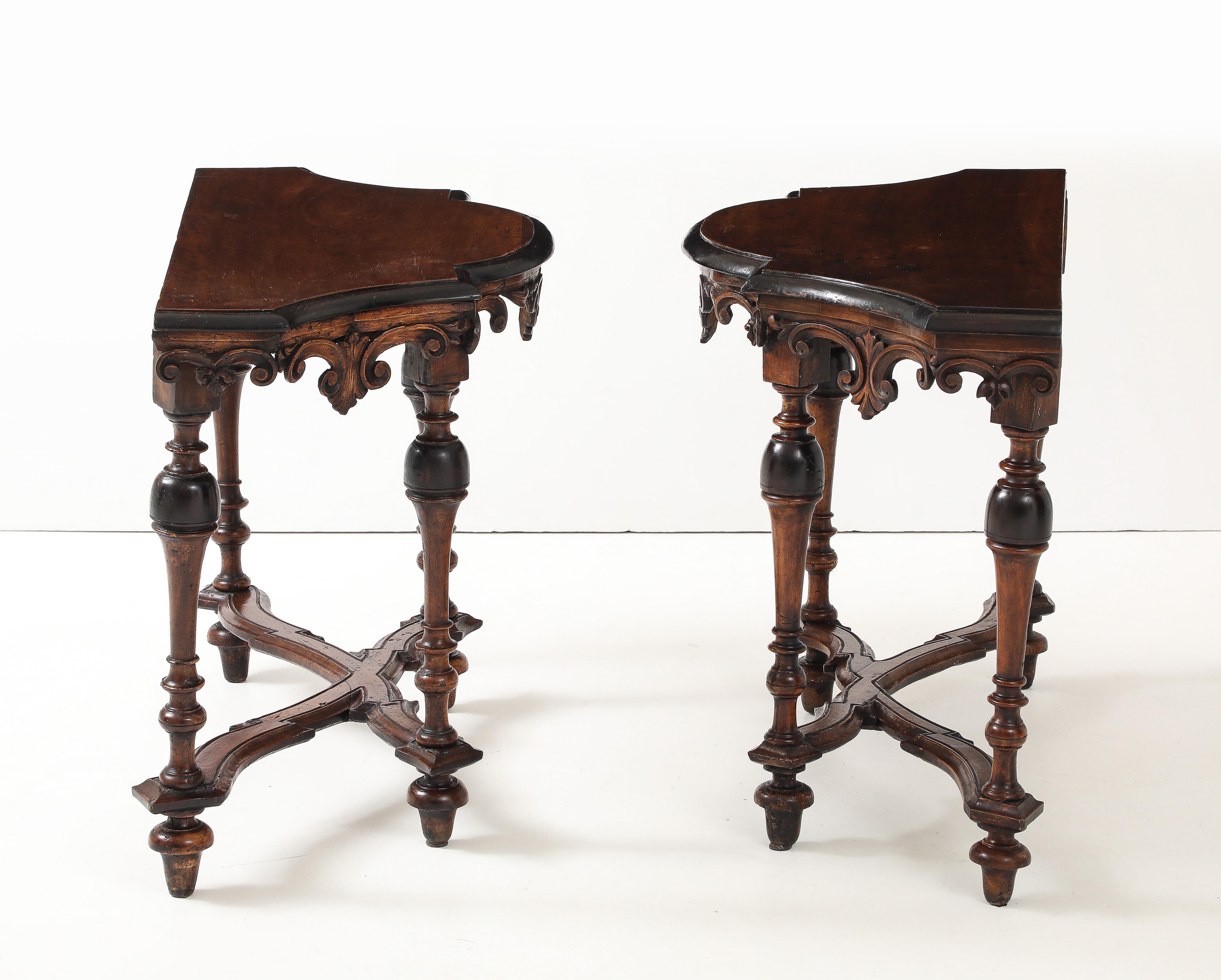 Pareja de Demi Lunes italianos de nogal toscano de finales del siglo XVII, decoración tallada, Italia en venta 7