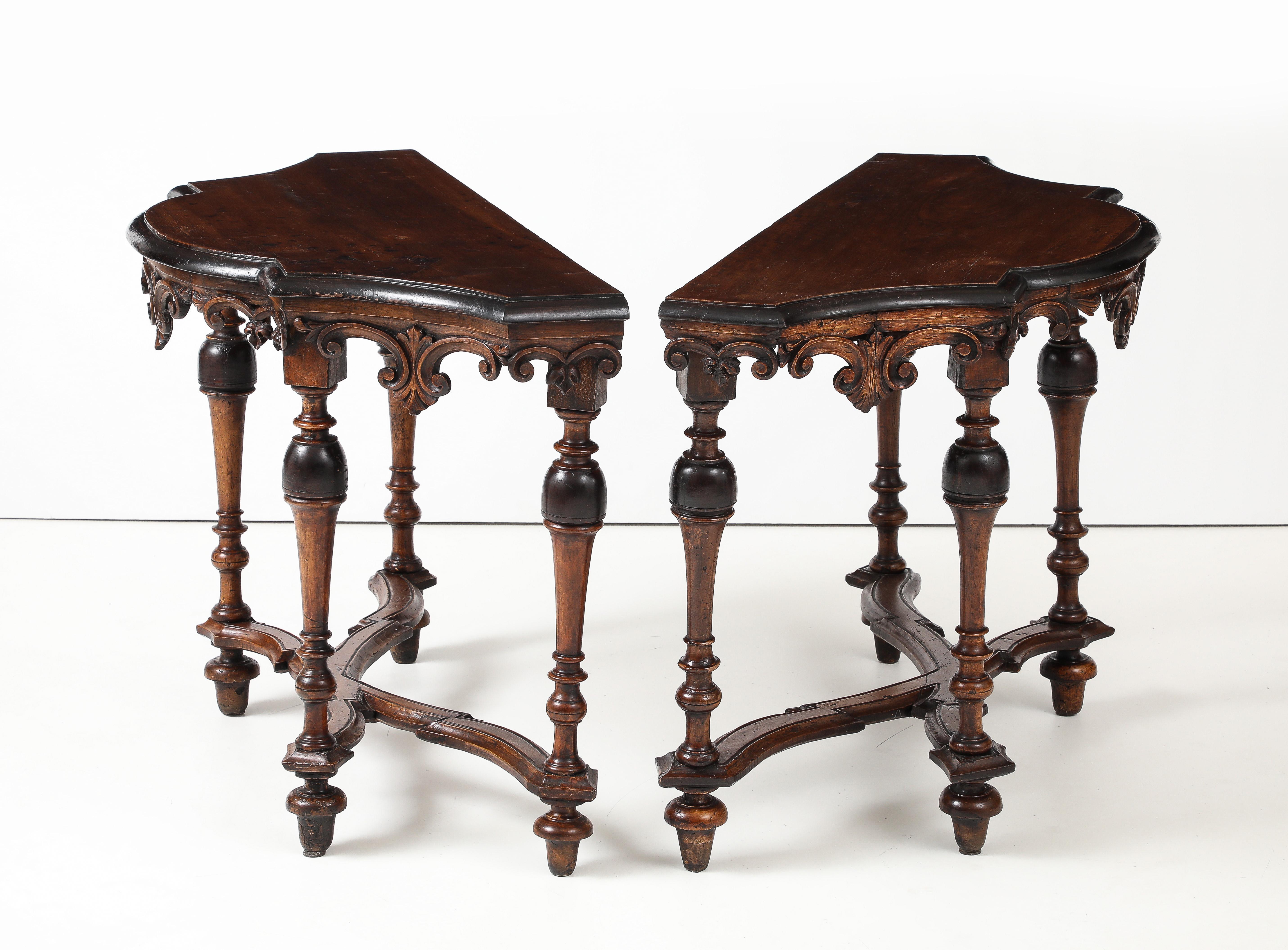 Pareja de Demi Lunes italianos de nogal toscano de finales del siglo XVII, decoración tallada, Italia Barroco en venta
